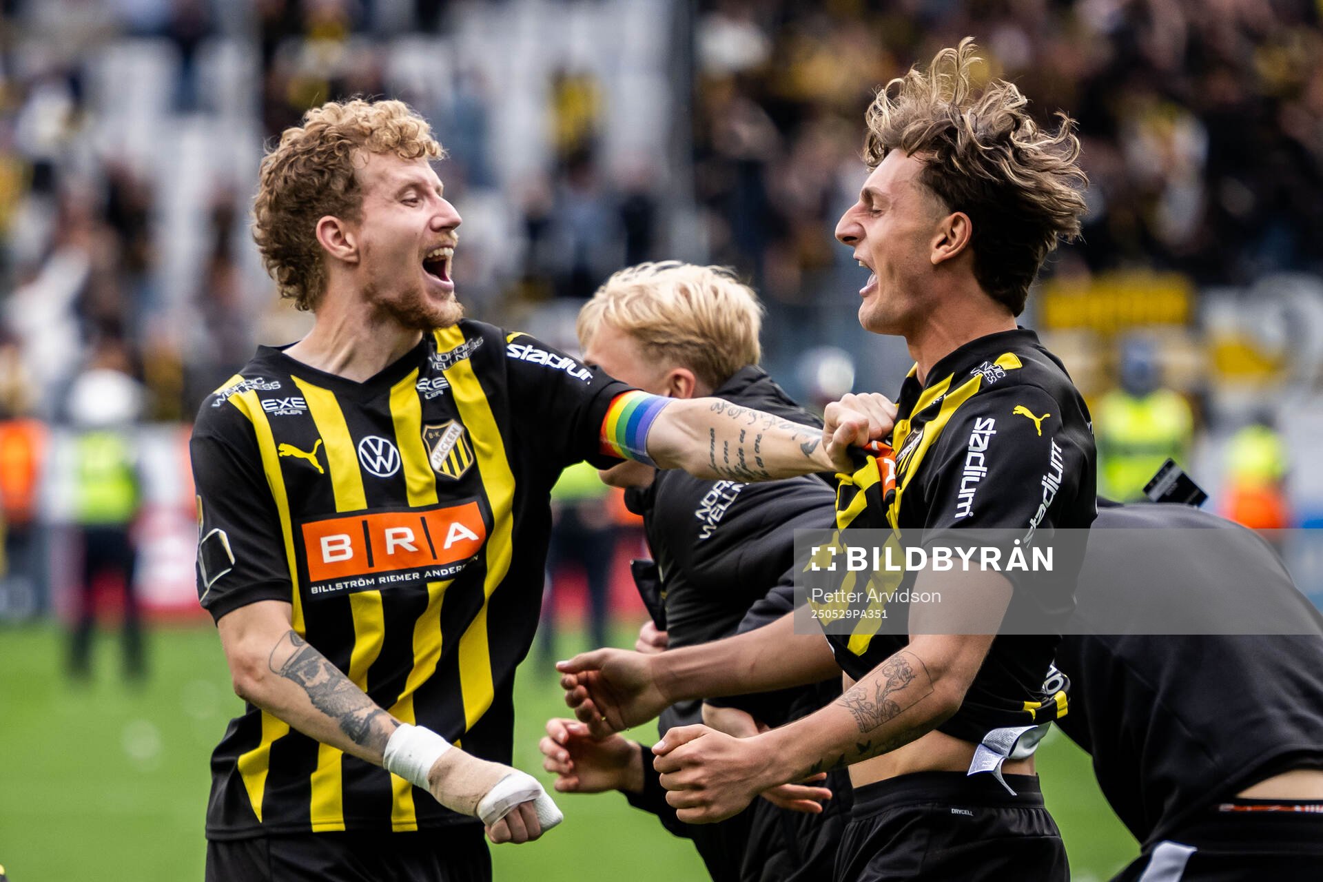 Häckens Simon Gustafson och Silas Andersen jublar efter den matchavgörande straffen under straffläggningen i förlängningen av finalen i Svenska Cupen mellan Malmö FF och Häcken den 29 maj 2025 i Malmö.