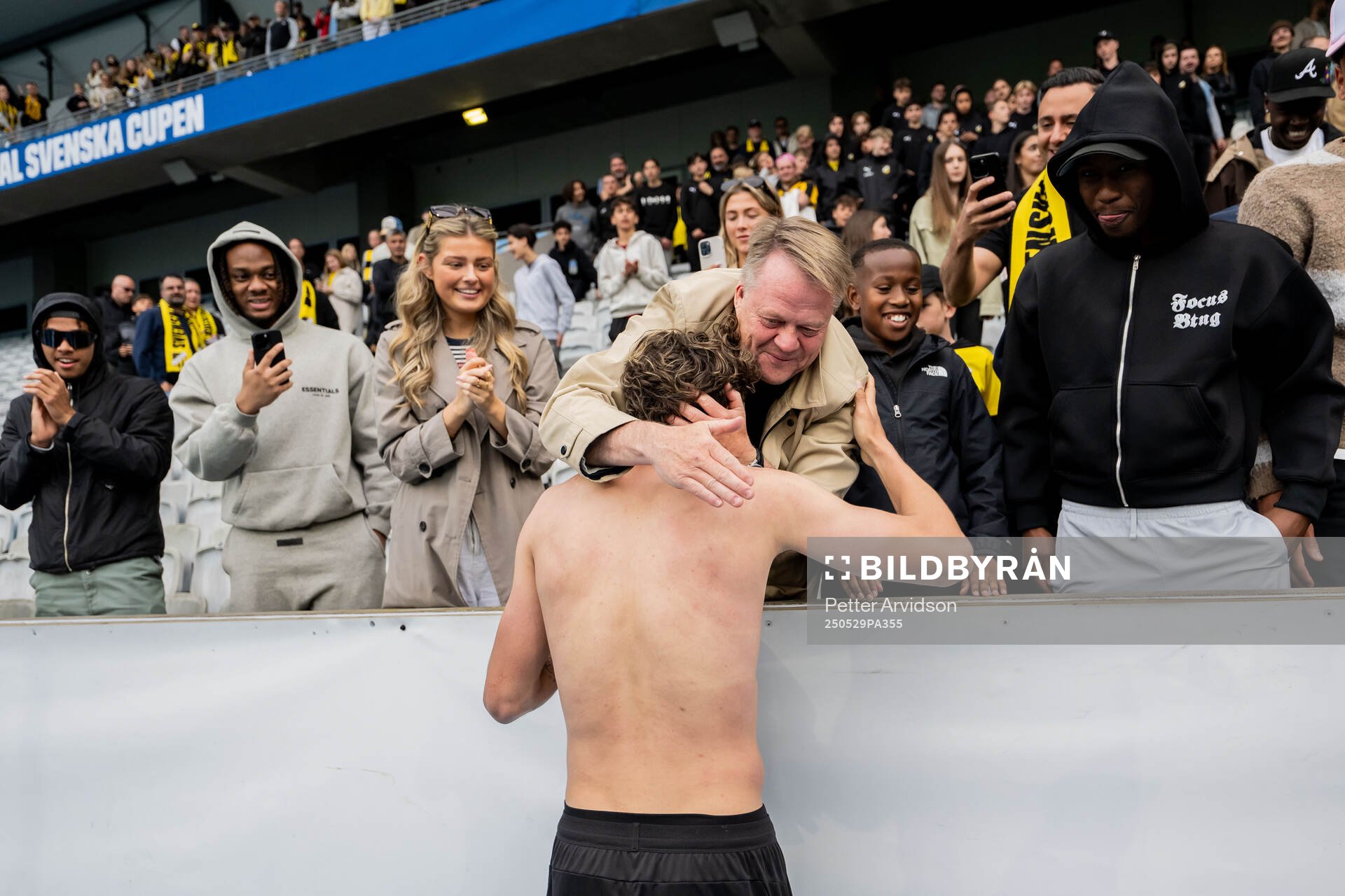 Häckens Silas Andersen jublar med familj på läktaren efter finalen i Svenska Cupen mellan Malmö FF och Häcken den 29 maj 2025 i Malmö.