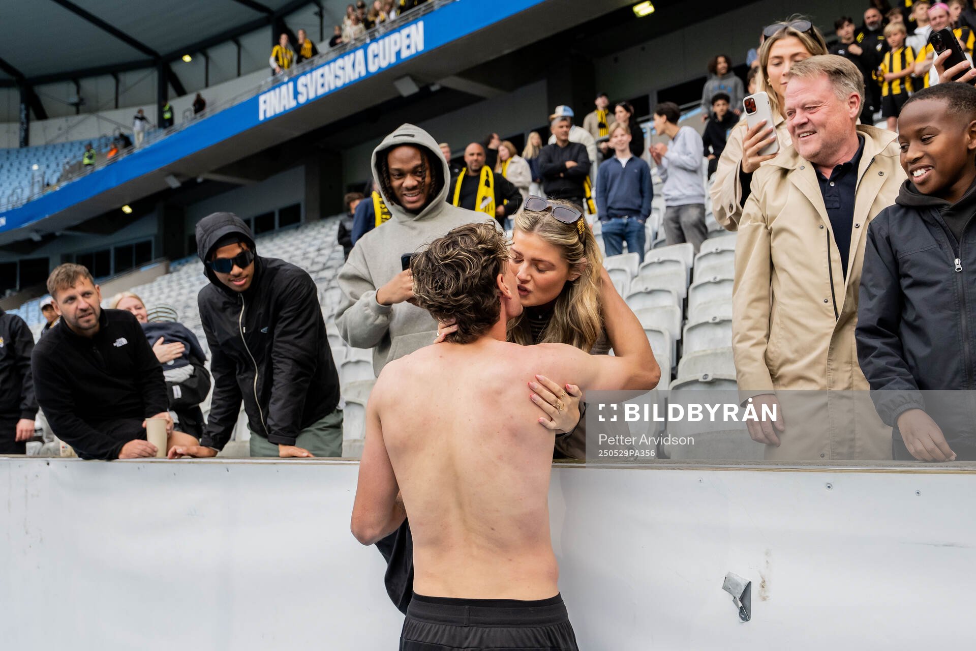 Häckens Silas Andersen jublar med familj på läktaren efter finalen i Svenska Cupen mellan Malmö FF och Häcken den 29 maj 2025 i Malmö.