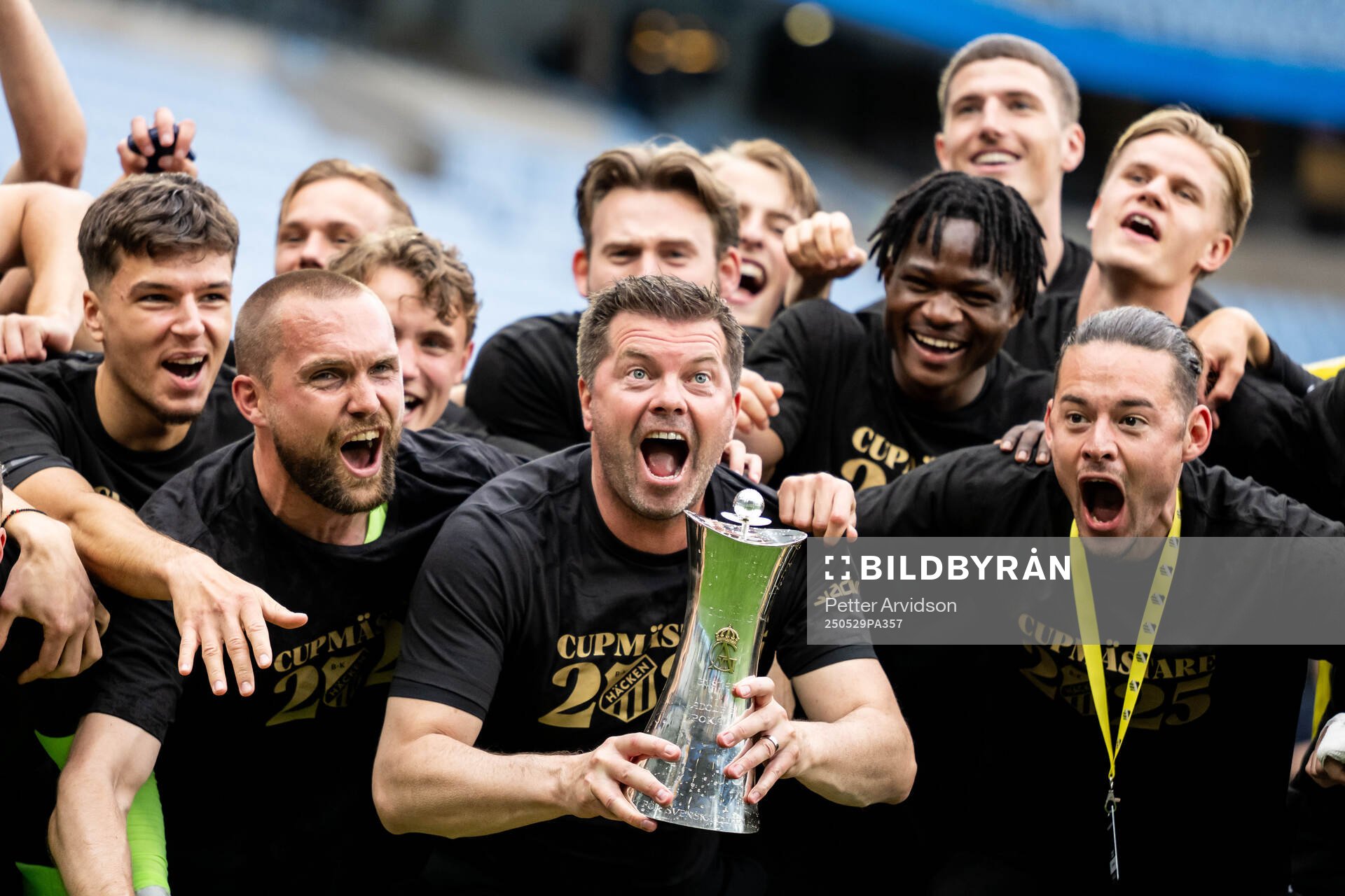 Häckens tränare Jens Gustafsson jublar pokalen efter finalen i Svenska Cupen mellan Malmö FF och Häcken den 29 maj 2025 i Malmö. 