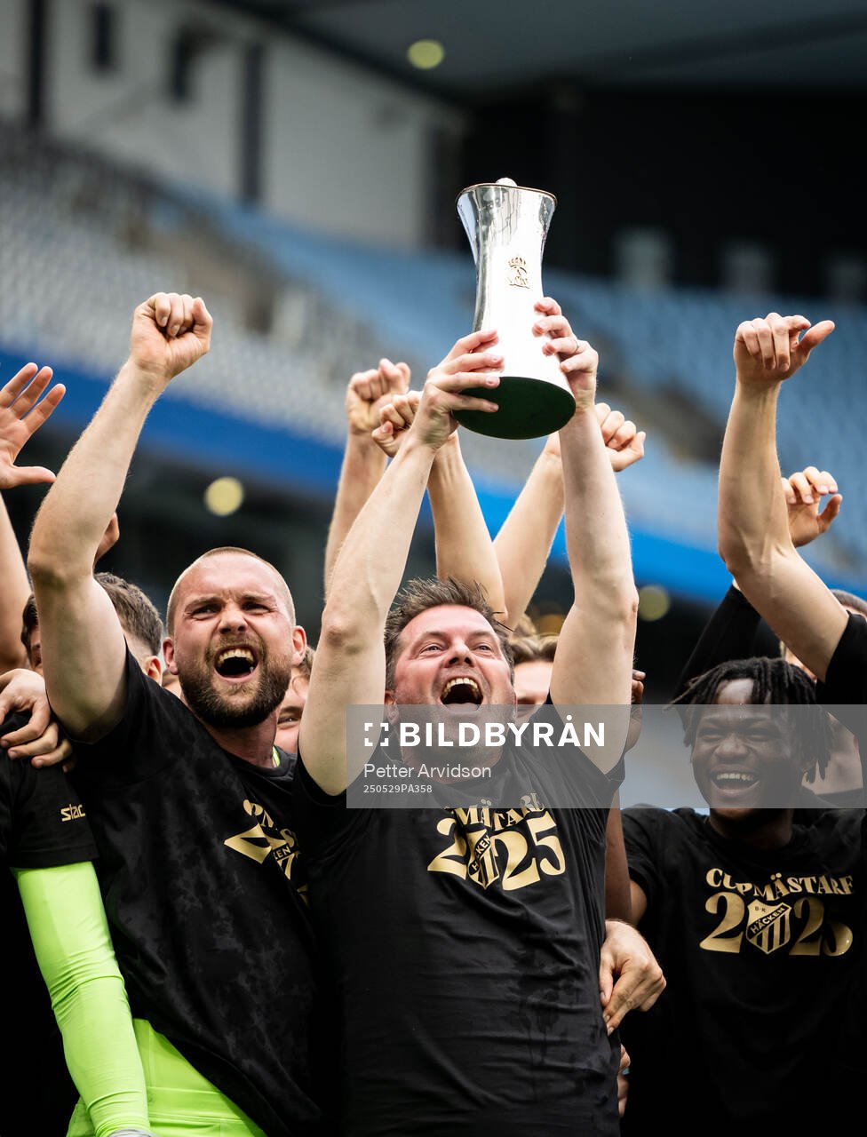 Häckens tränare Jens Gustafsson jublar pokalen efter finalen i Svenska Cupen mellan Malmö FF och Häcken den 29 maj 2025 i Malmö. 
