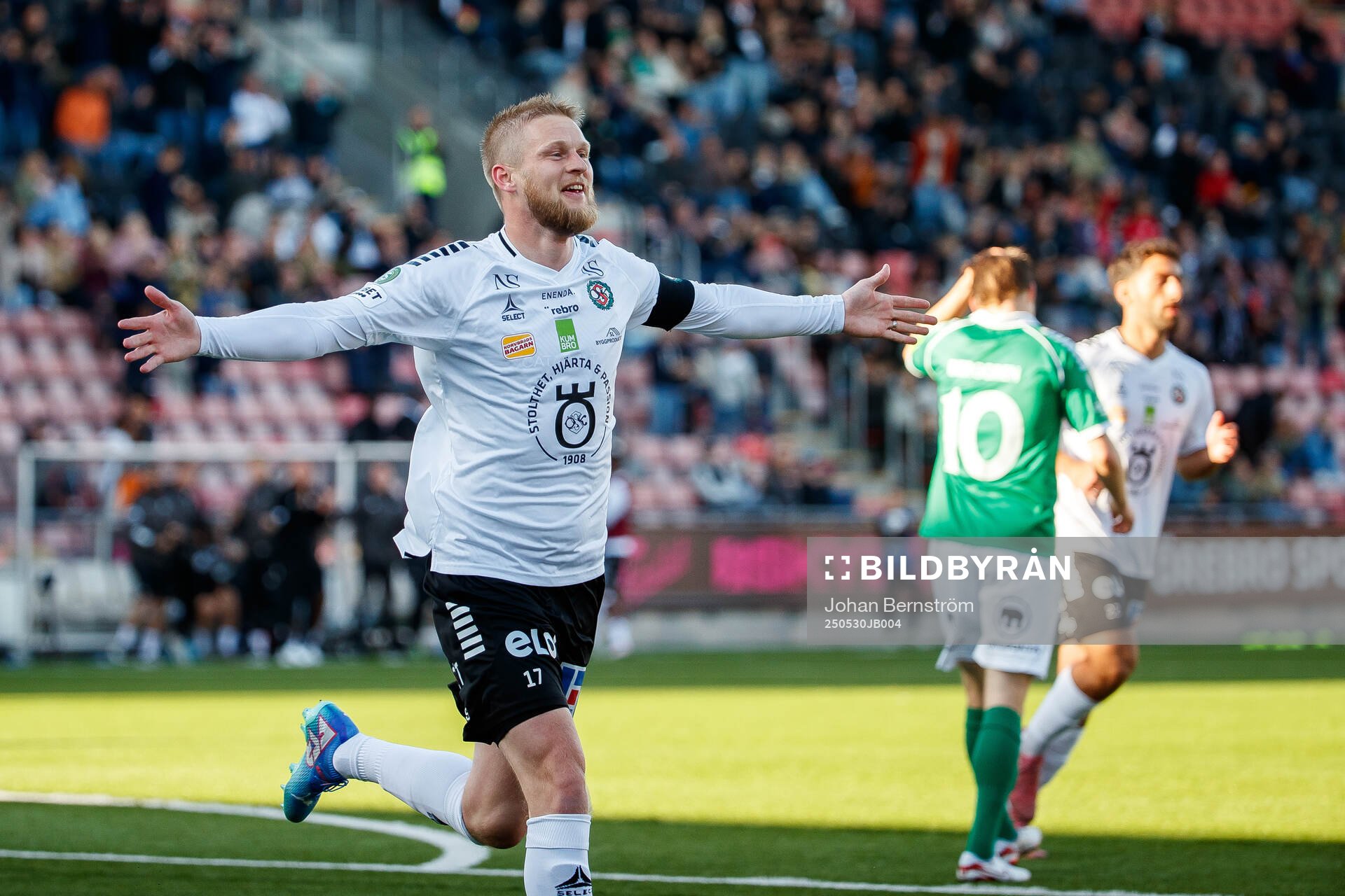 Örebros Karl Holmberg jublar efter 1-0 under fotbollsmatchen i Superettan mellan Örebro och Brage den 30 maj 2025 i Örebro. 