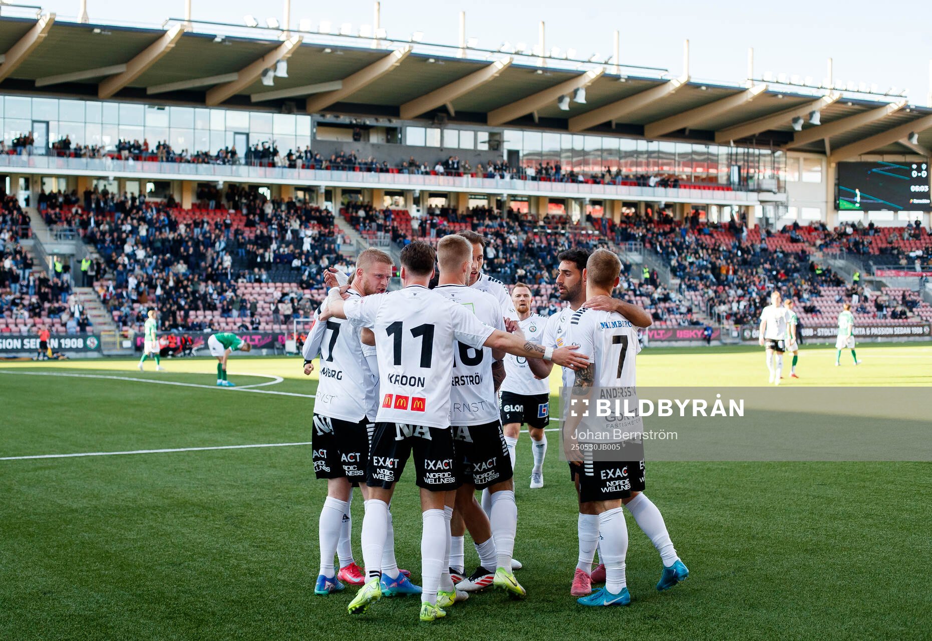 Örebros spelare jublar med Karl Holmberg efter 1-0 under fotbollsmatchen i Superettan mellan Örebro och Brage den 30 maj 2025 i Örebro. 