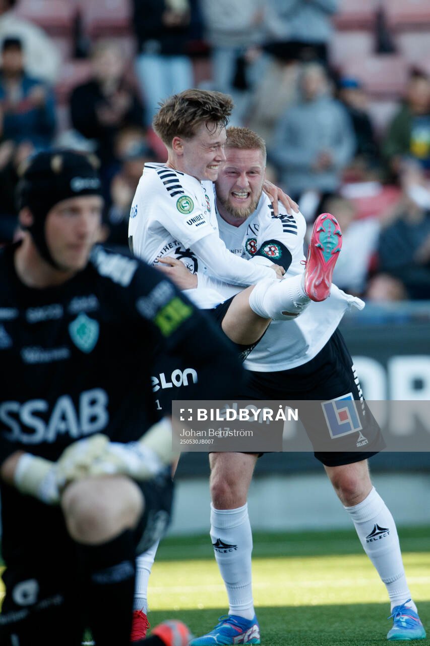 Örebros Linus Alperud och Karl Holmberg jublar efter 2-0 under fotbollsmatchen i Superettan mellan Örebro och Brage den 30 maj 2025 i Örebro. 
