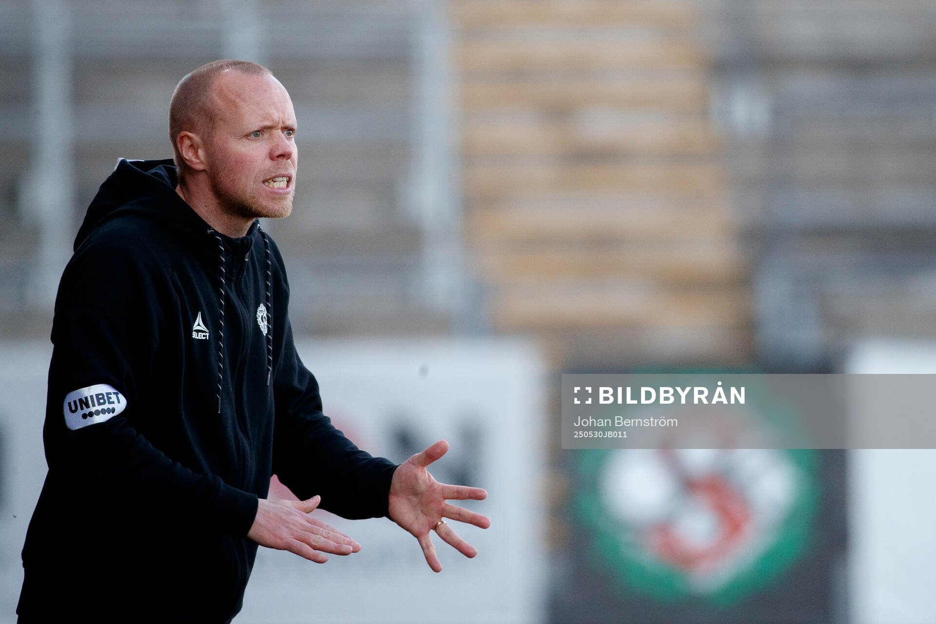 Örebros huvudtränare Patrik Haginge under fotbollsmatchen i Superettan mellan Örebro och Brage den 30 maj 2025 i Örebro. 