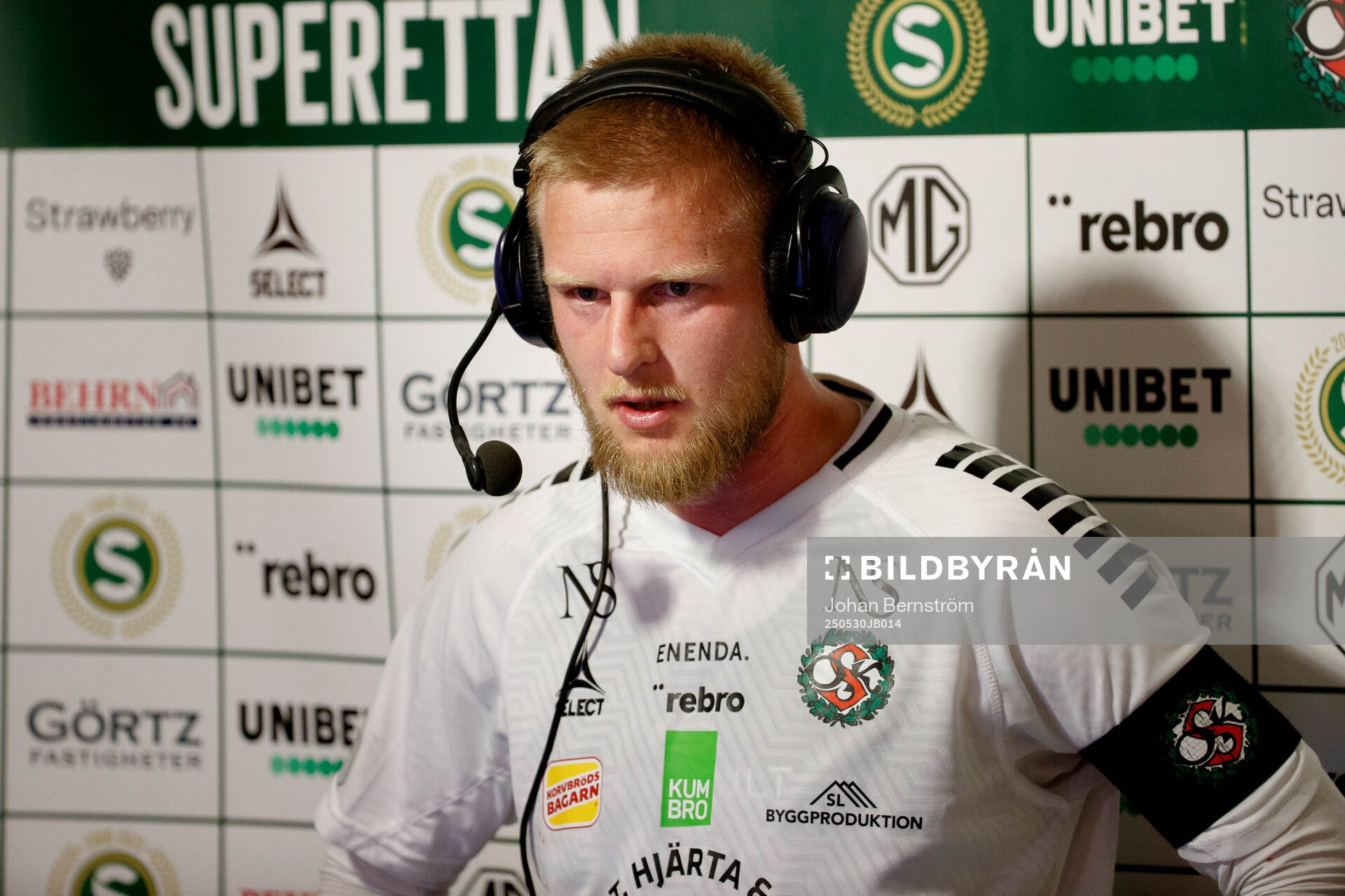 Örebros Karl Holmberg intervjuas under fotbollsmatchen i Superettan mellan Örebro och Brage den 30 maj 2025 i Örebro. 