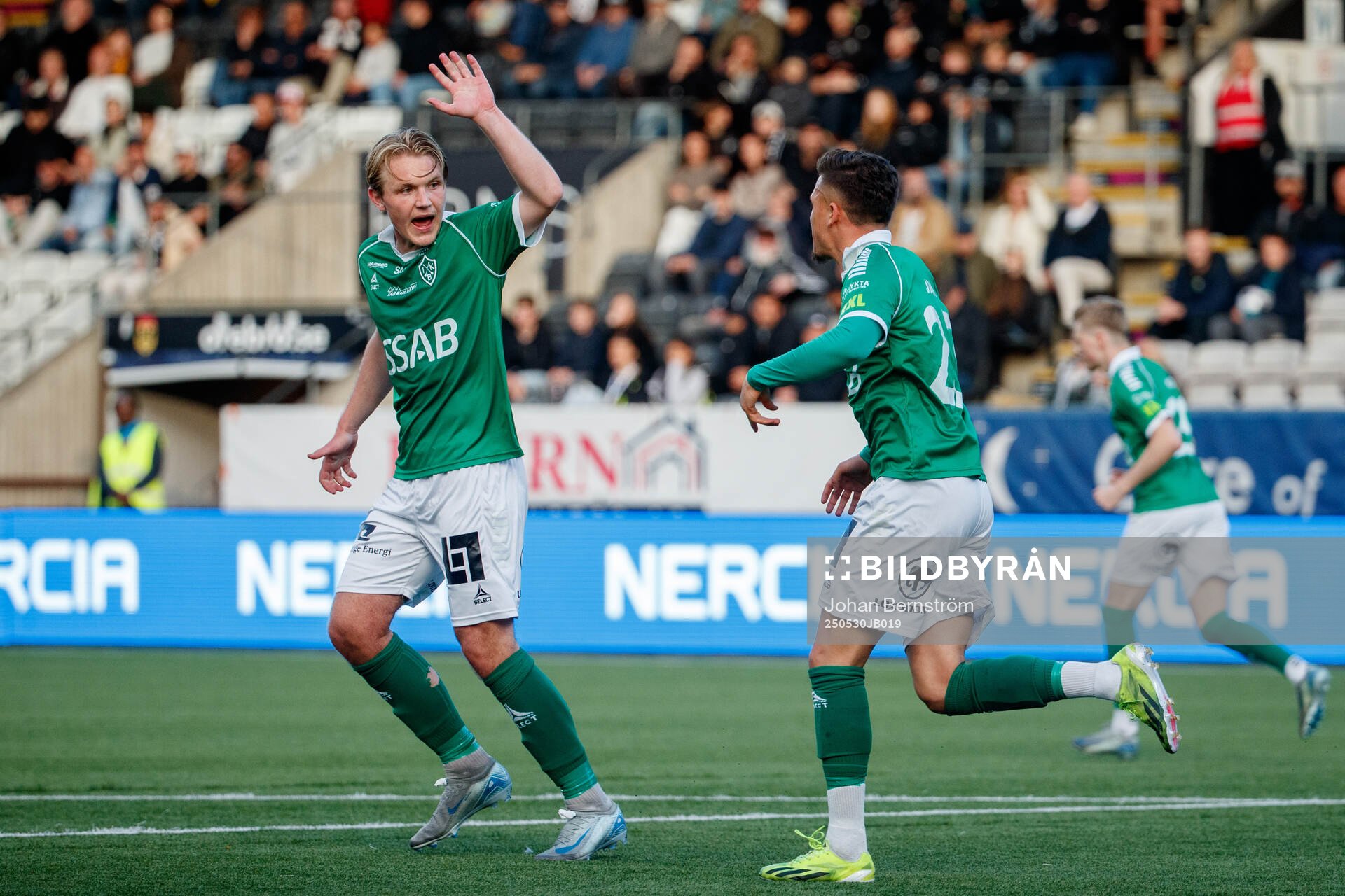 Brages Teodor Wålemark och Noah Åstrand John jublar efter reduceringen 2-1 under fotbollsmatchen i Superettan mellan Örebro och Brage den 30 maj 2025 i Örebro.