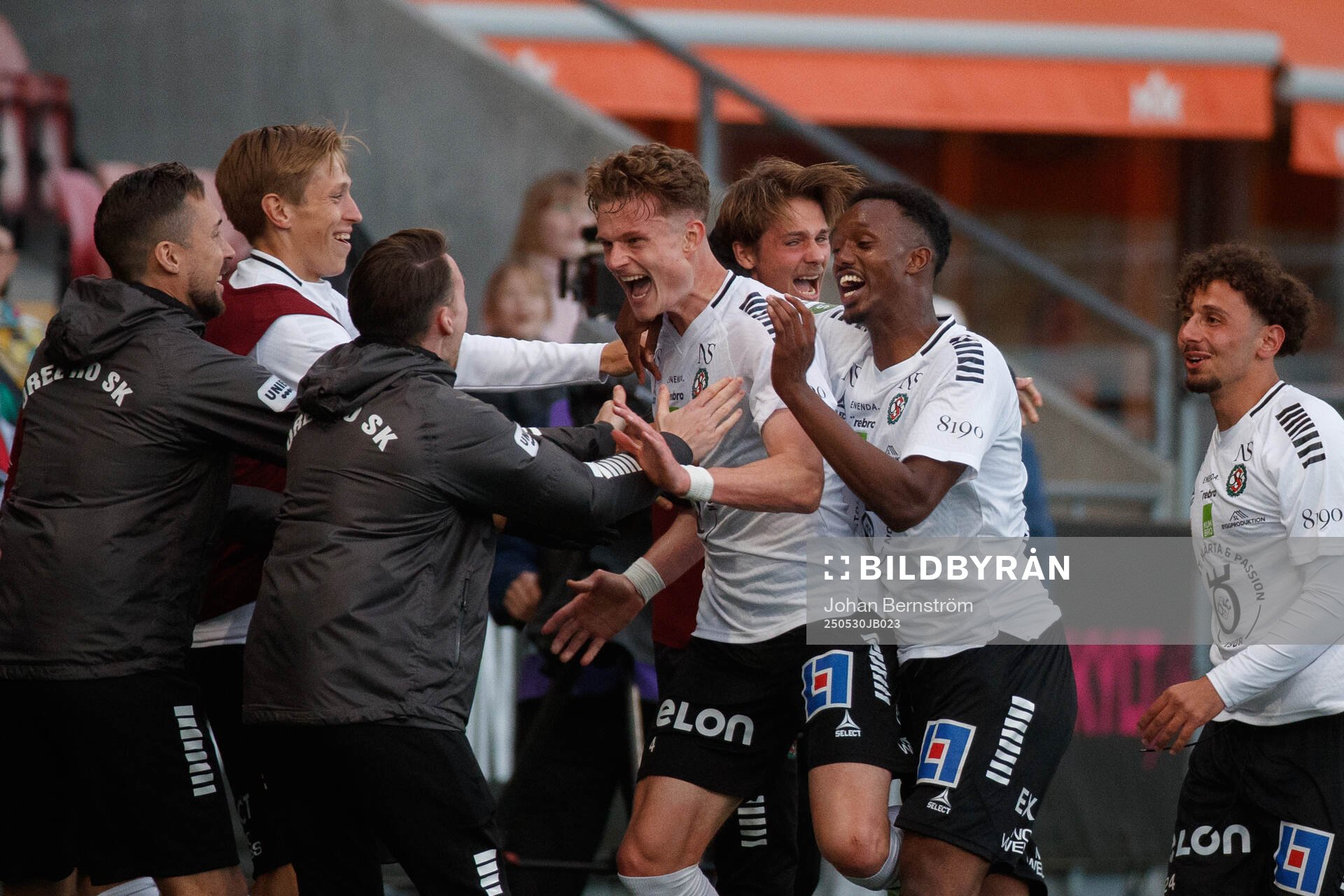 Örebros Erik McCue jublar efter 3-2 under fotbollsmatchen i Superettan mellan Örebro och Brage den 30 maj 2025 i Örebro. 