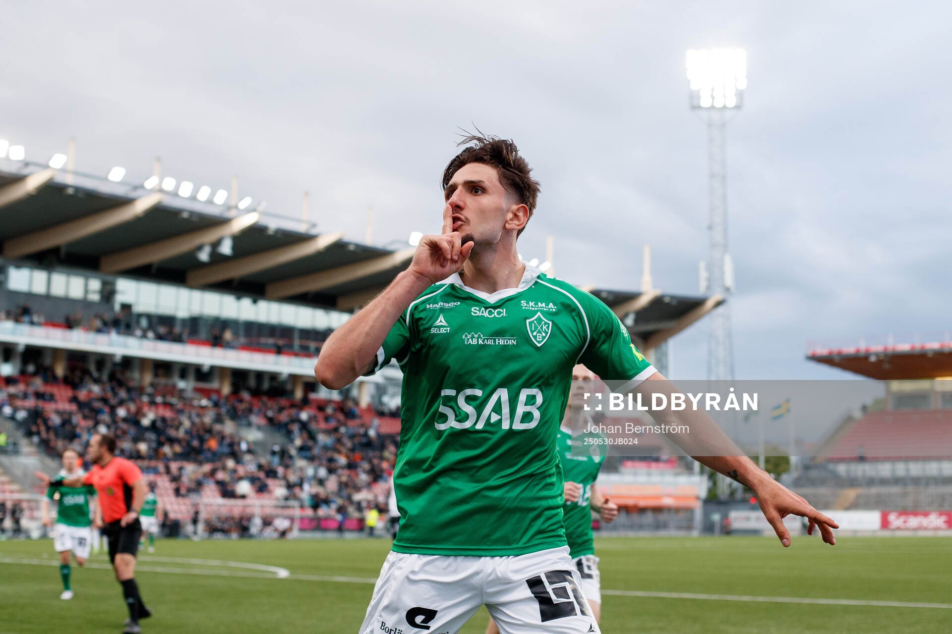 Brages Filip Trpcevski jublar efter 3-3 under fotbollsmatchen i Superettan mellan Örebro och Brage den 30 maj 2025 i Örebro. 