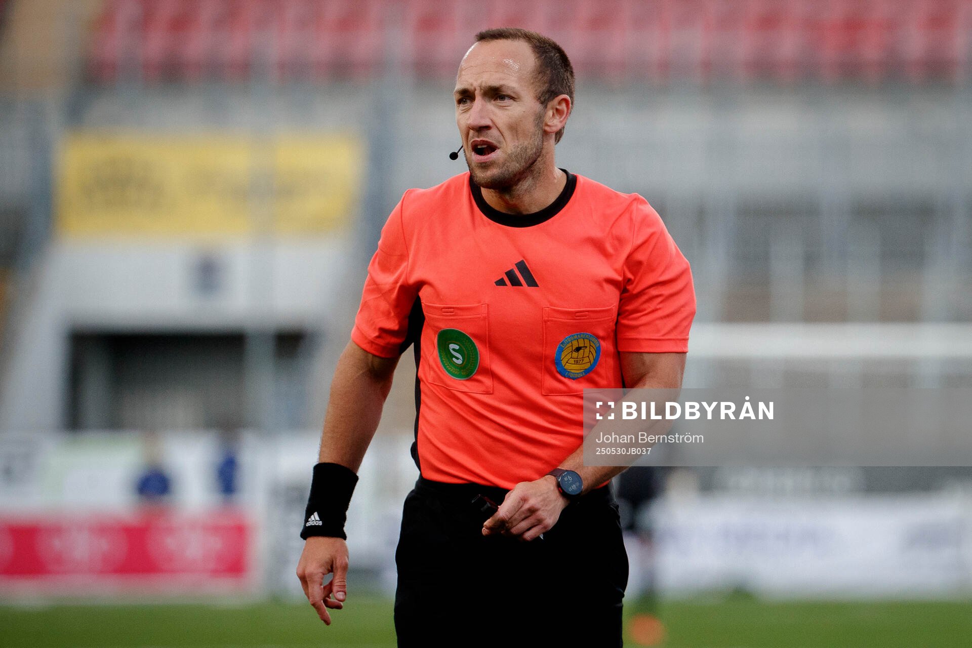 Domare Kaspar Sjöberg under fotbollsmatchen i Superettan mellan Örebro och Brage den 30 maj 2025 i Örebro. 