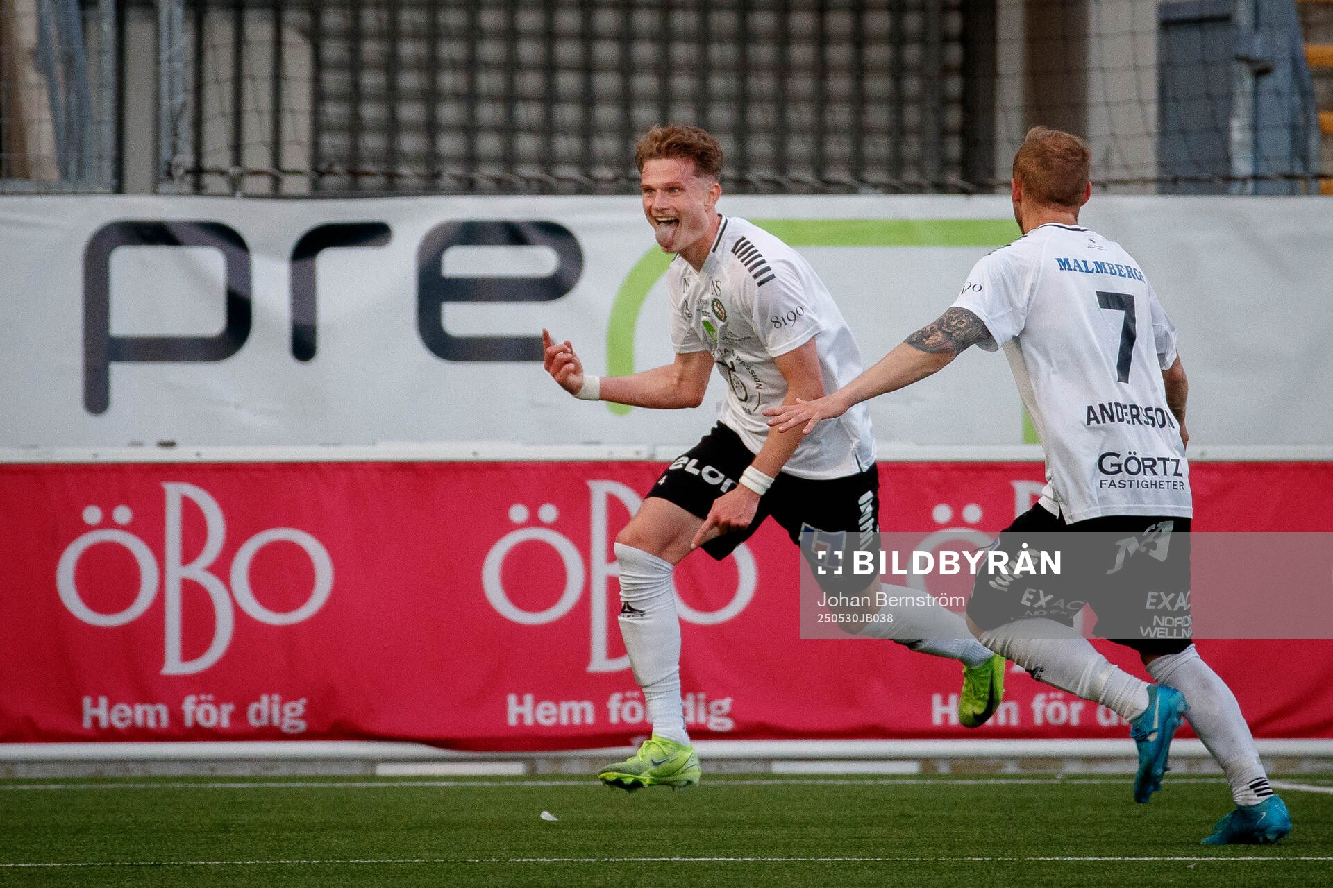 Örebros Erik McCue gör 3-2 och jublar under fotbollsmatchen i Superettan mellan Örebro och Brage den 30 maj 2025 i Örebro. 