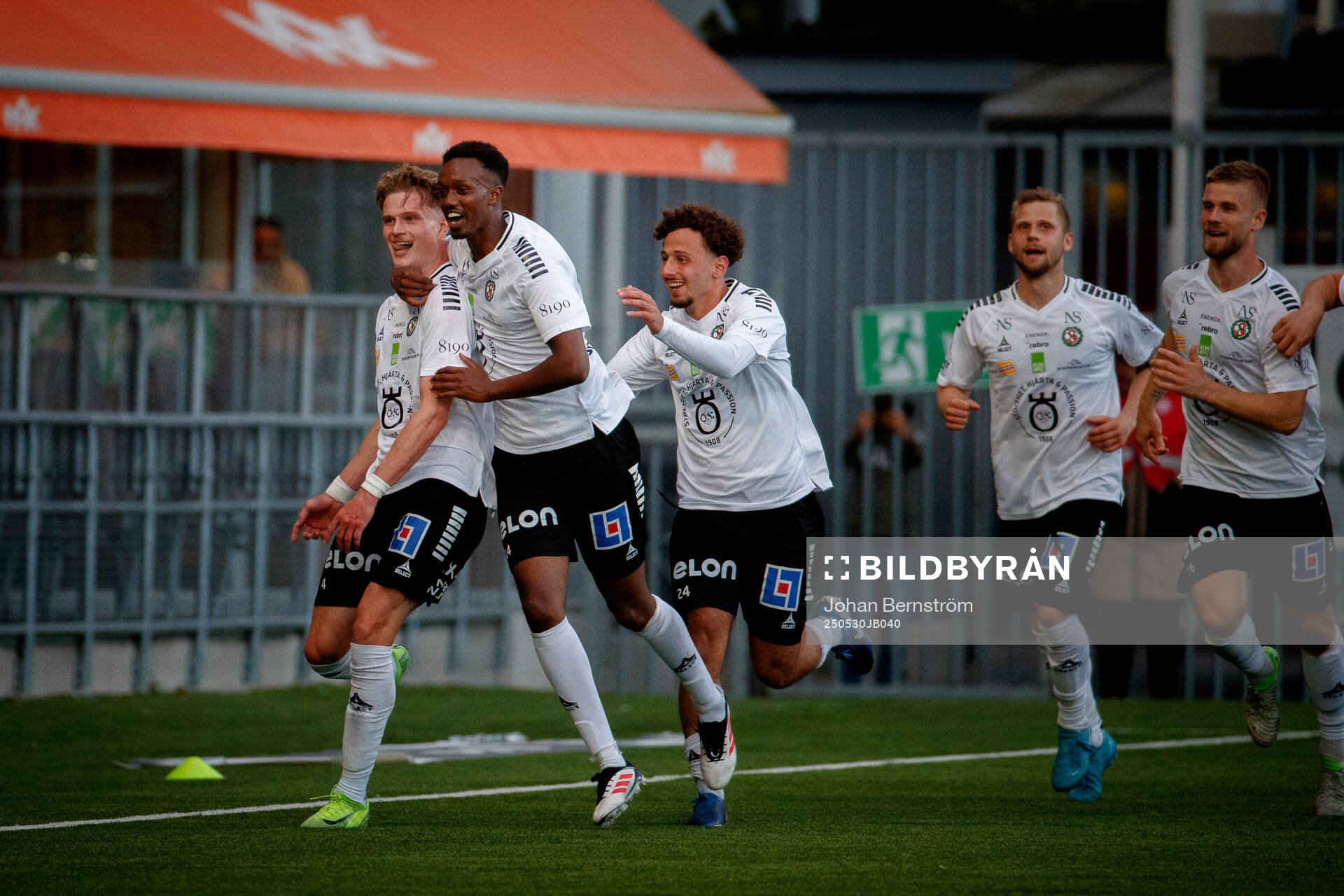 Örebros Erik McCue gör 3-2 och jublar under fotbollsmatchen i Superettan mellan Örebro och Brage den 30 maj 2025 i Örebro. 