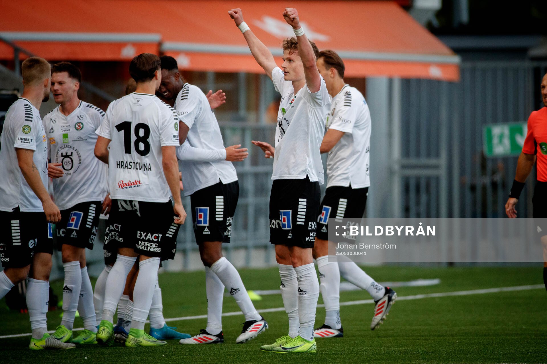 Örebros Erik McCue gör 3-2 och jublar under fotbollsmatchen i Superettan mellan Örebro och Brage den 30 maj 2025 i Örebro. 