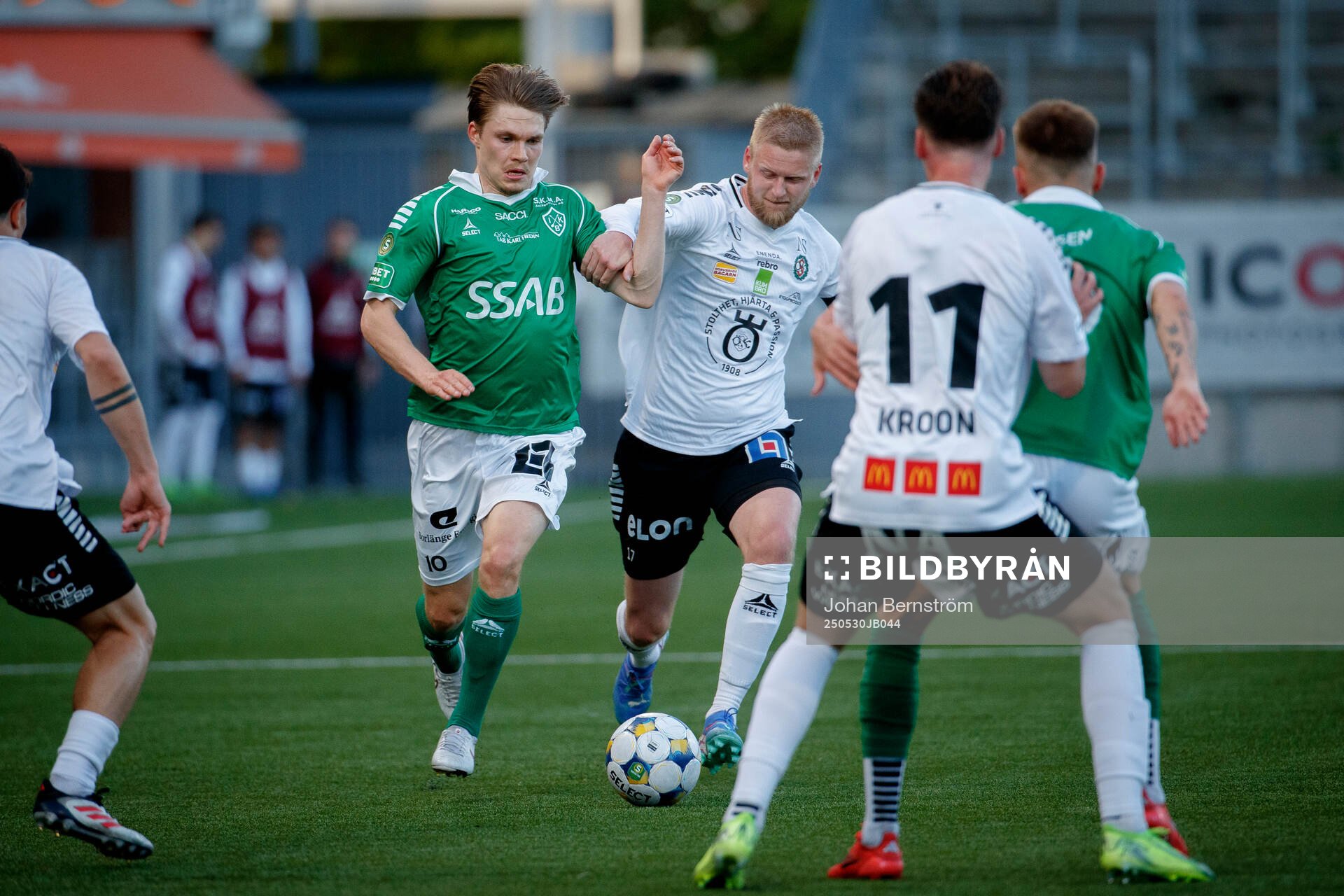 Brages Gustav Berggren och Örebros Karl Holmberg under fotbollsmatchen i Superettan mellan Örebro och Brage den 30 maj 2025 i Örebro. 