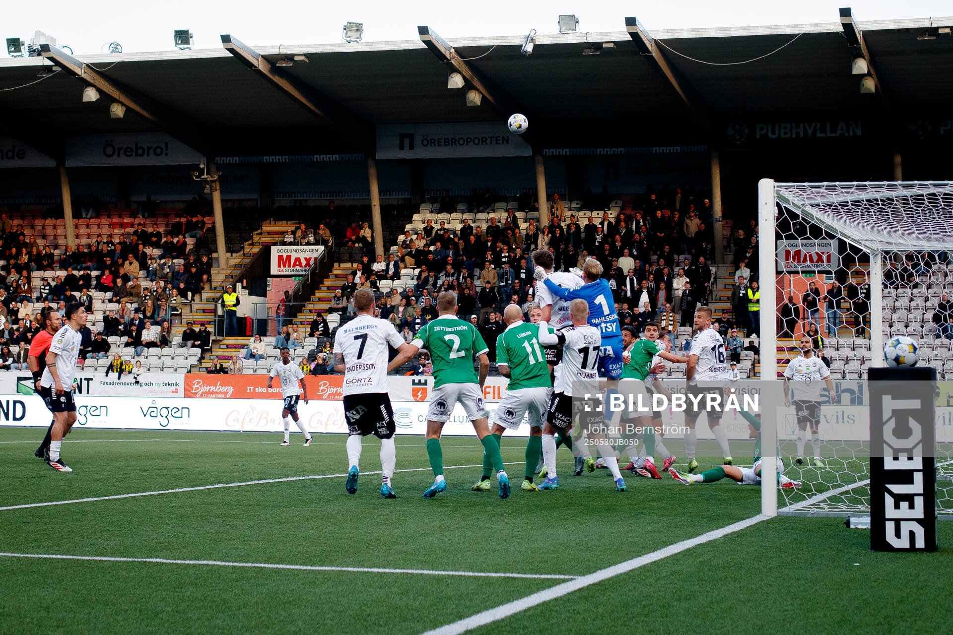 Hörna framför Örebros målvakt Malte Påhlsson under fotbollsmatchen i Superettan mellan Örebro och Brage den 30 maj 2025 i Örebro. 