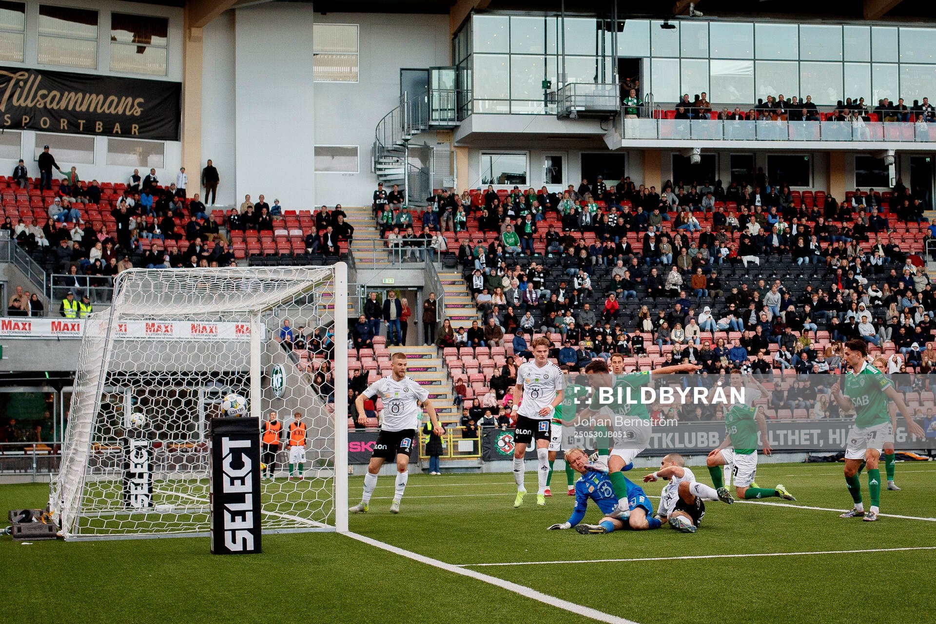 Brages Filip Trpcevski gör 3-3 på Örebros målvakt Malte Påhlsson under fotbollsmatchen i Superettan mellan Örebro och Brage den 30 maj 2025 i Örebro.