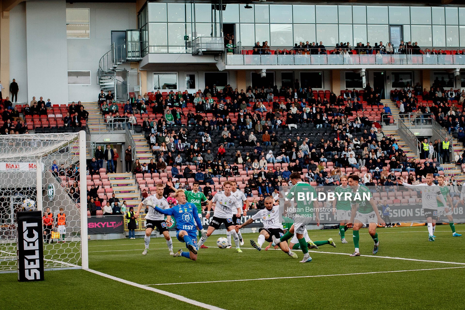 Brages Filip Trpcevski gör 3-3 på Örebros målvakt Malte Påhlsson under fotbollsmatchen i Superettan mellan Örebro och Brage den 30 maj 2025 i Örebro.