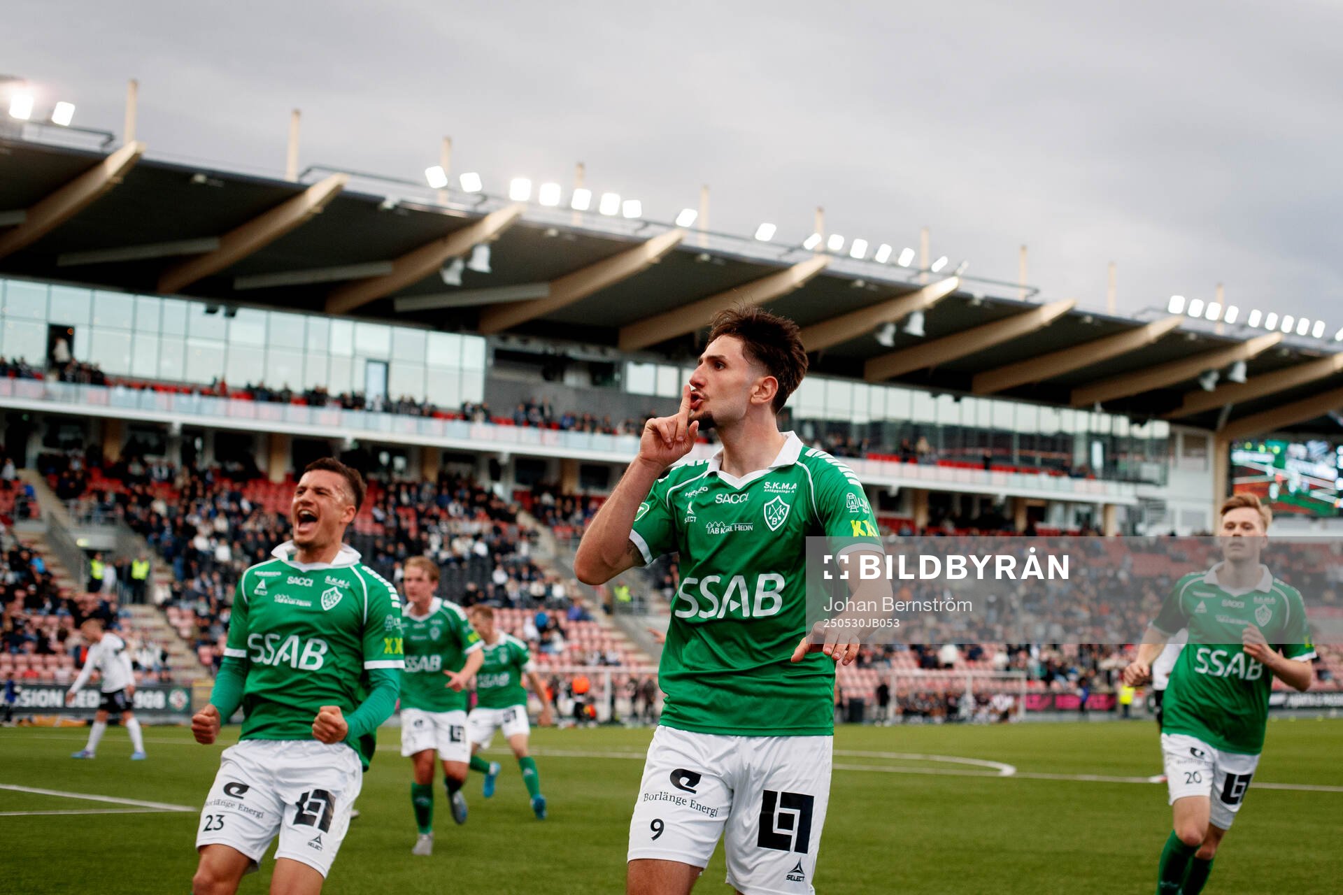 Brages Filip Trpcevski gör 3-3 och jublar med Noah Åstrand John under fotbollsmatchen i Superettan mellan Örebro och Brage den 30 maj 2025 i Örebro.