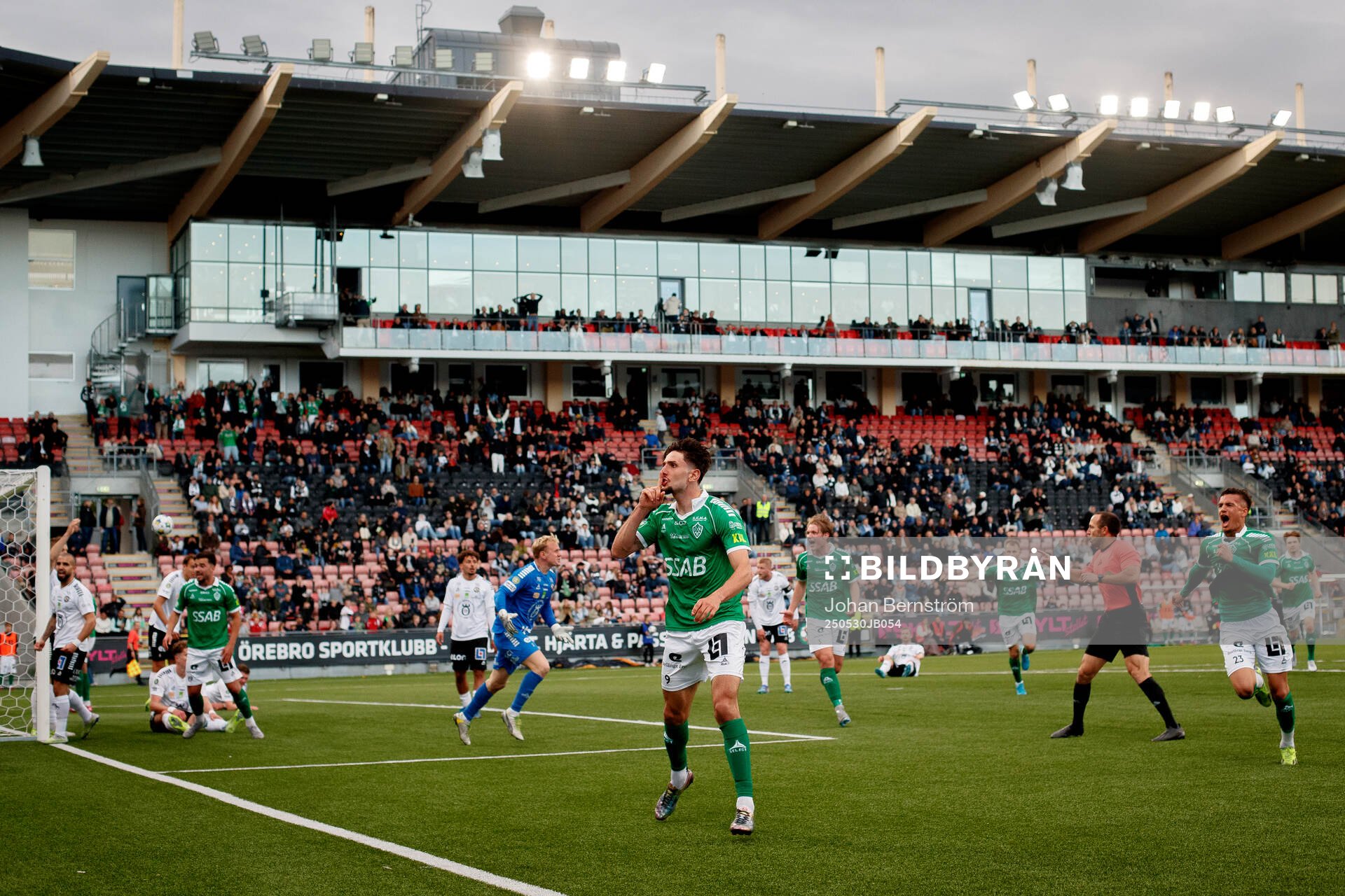 Brages Filip Trpcevski gör 3-3 och jublar med Noah Åstrand John under fotbollsmatchen i Superettan mellan Örebro och Brage den 30 maj 2025 i Örebro. 