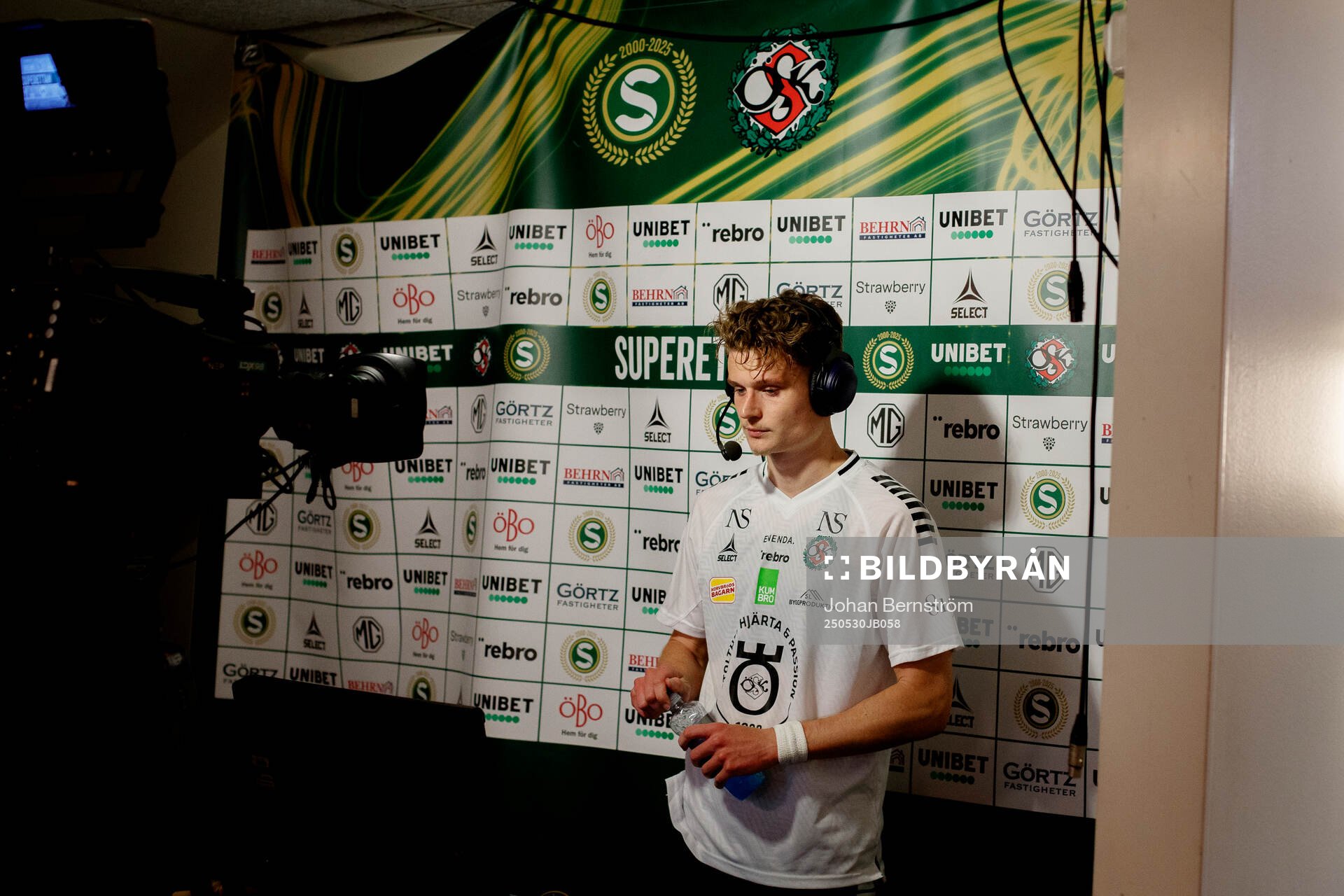 Örebros Erik McCue intervjuas efter  fotbollsmatchen i Superettan mellan Örebro och Brage den 30 maj 2025 i Örebro. 