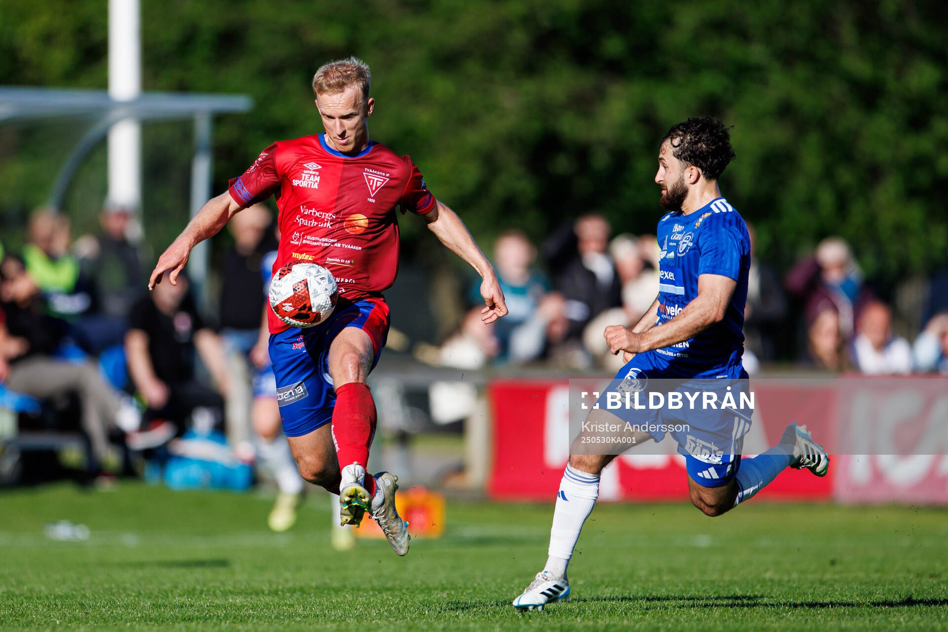 Tvååkers Albin Malmlöf Johansson och Böljan Falkenbergs Serhat Akgun under fotbollsmatchen i Div 2 Västra Götaland mellan Tvååker och Böljan Falkenberg den 30 maj 2025 i Tvååker.