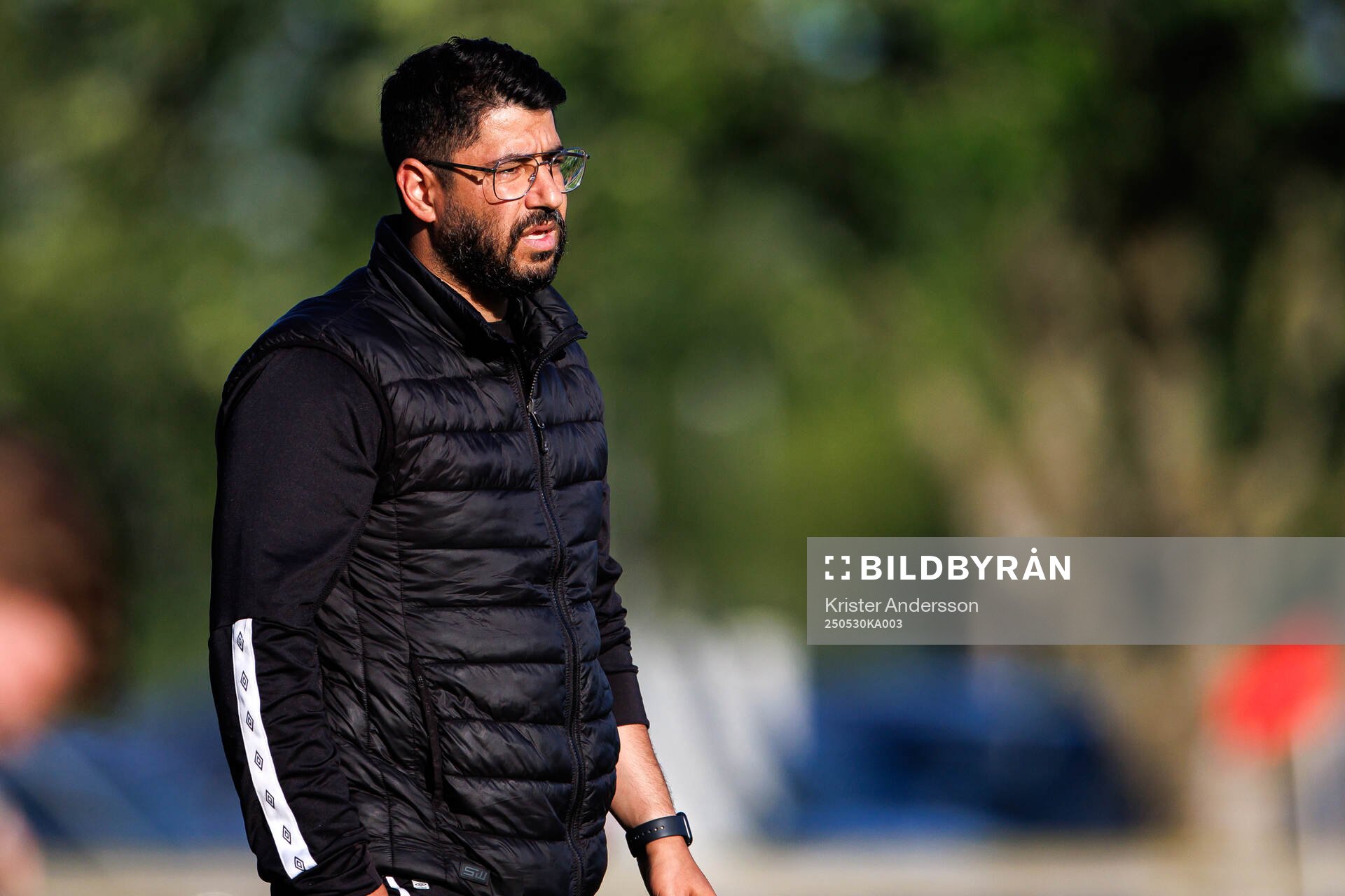 Tvååkers tränare Ali Kraym under fotbollsmatchen i Div 2 Västra Götaland mellan Tvååker och Böljan Falkenberg den 30 maj 2025 i Tvååker.