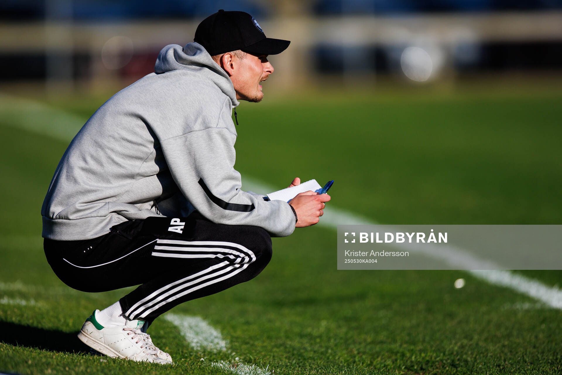 Böljan Falkenbergs tränare Anders Pentéus under fotbollsmatchen i Div 2 Västra Götaland mellan Tvååker och Böljan Falkenberg den 30 maj 2025 i Tvååker.
