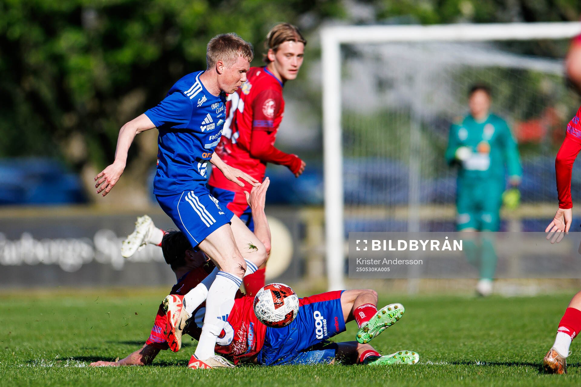 Böljan Falkenbergs Jesper Bjäräng under fotbollsmatchen i Div 2 Västra Götaland mellan Tvååker och Böljan Falkenberg den 30 maj 2025 i Tvååker.