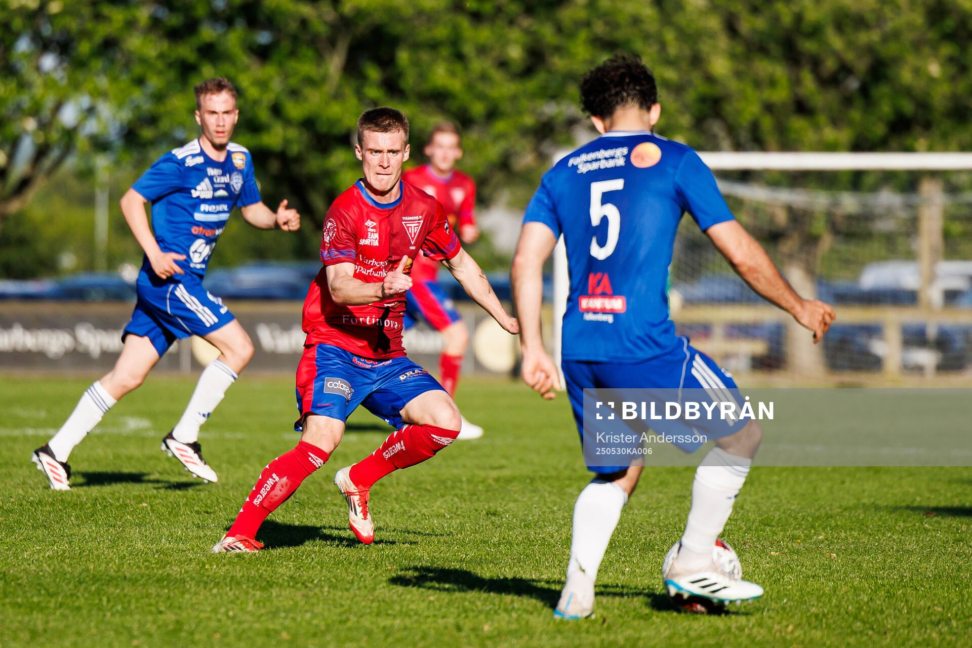 Tvååkers Melvin Sjöland under fotbollsmatchen i Div 2 Västra Götaland mellan Tvååker och Böljan Falkenberg den 30 maj 2025 i Tvååker.
