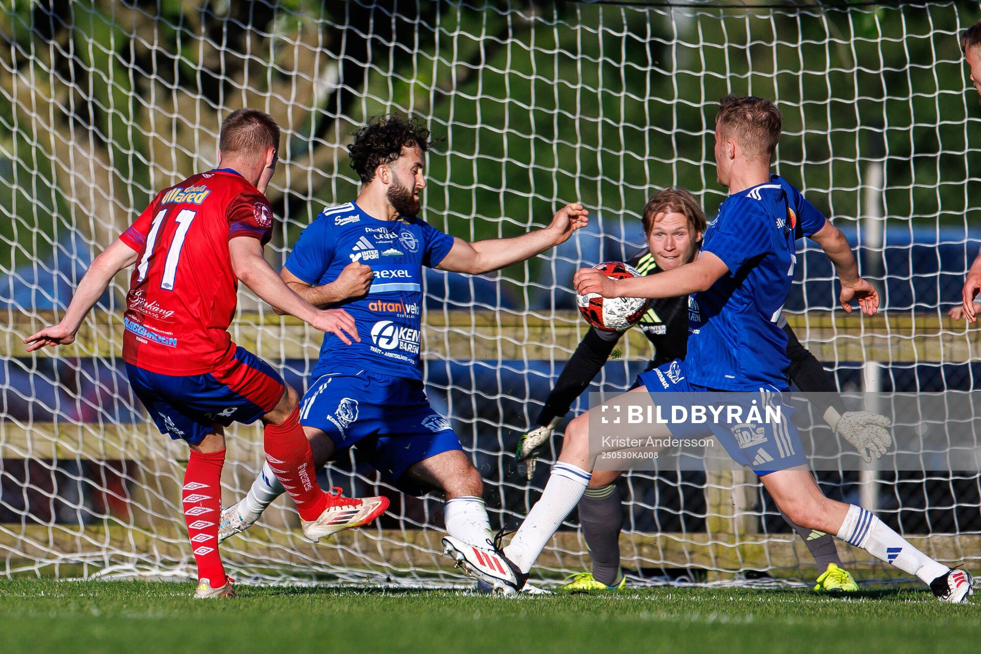 Tvååkers Melvin Sjöland med målchans under fotbollsmatchen i Div 2 Västra Götaland mellan Tvååker och Böljan Falkenberg den 30 maj 2025 i Tvååker.