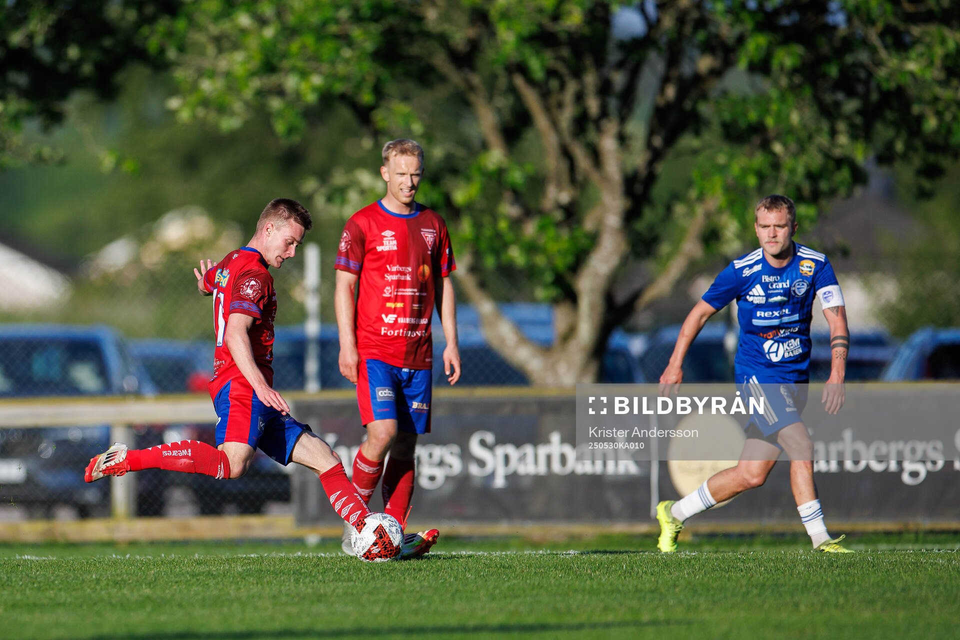 Tvååkers Melvin Sjöland under fotbollsmatchen i Div 2 Västra Götaland mellan Tvååker och Böljan Falkenberg den 30 maj 2025 i Tvååker.