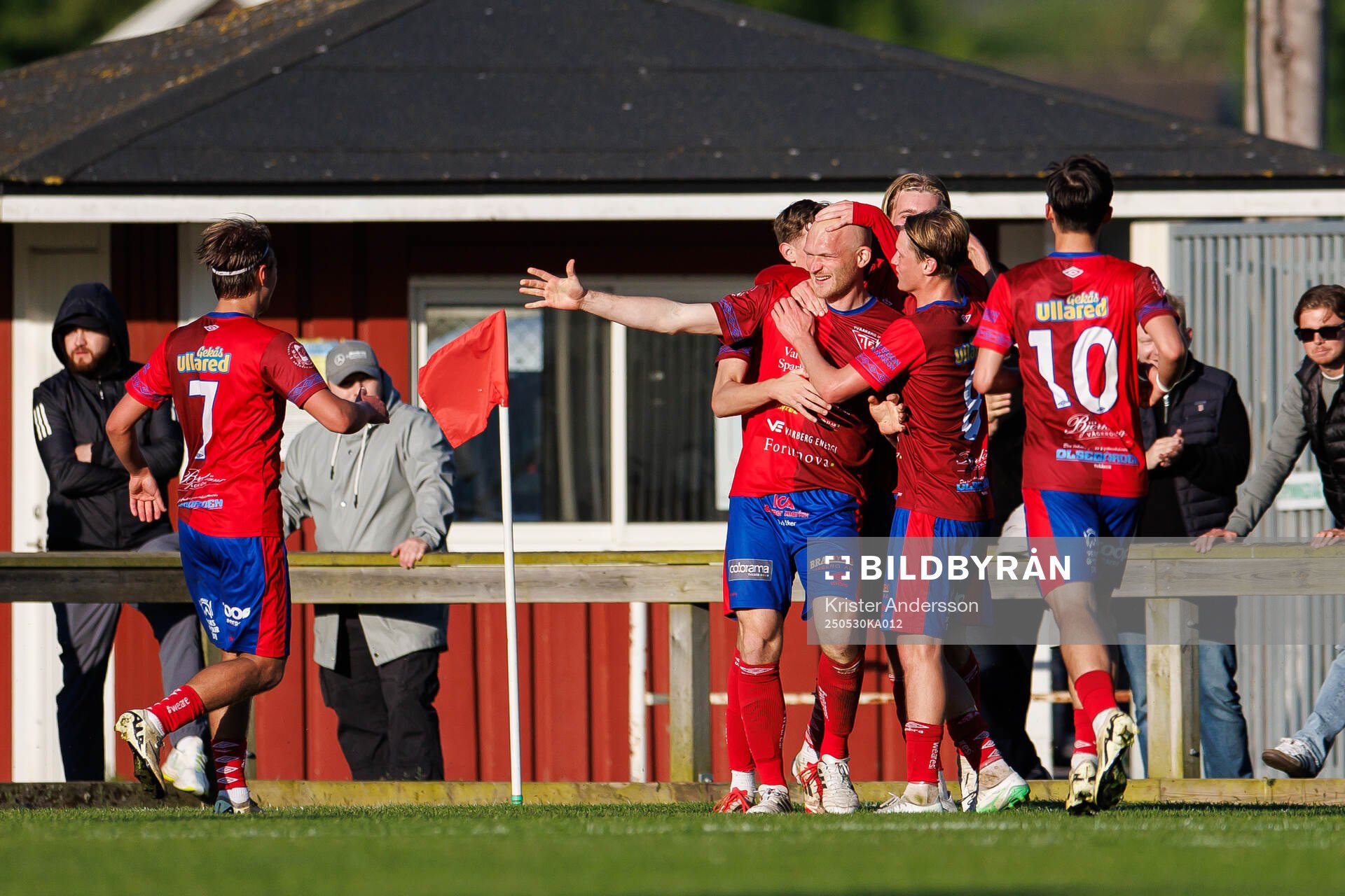 Tvååkers Viktor Nilsson jublar efter 1-0 med laget under fotbollsmatchen i Div 2 Västra Götaland mellan Tvååker och Böljan Falkenberg den 30 maj 2025 i Tvååker.