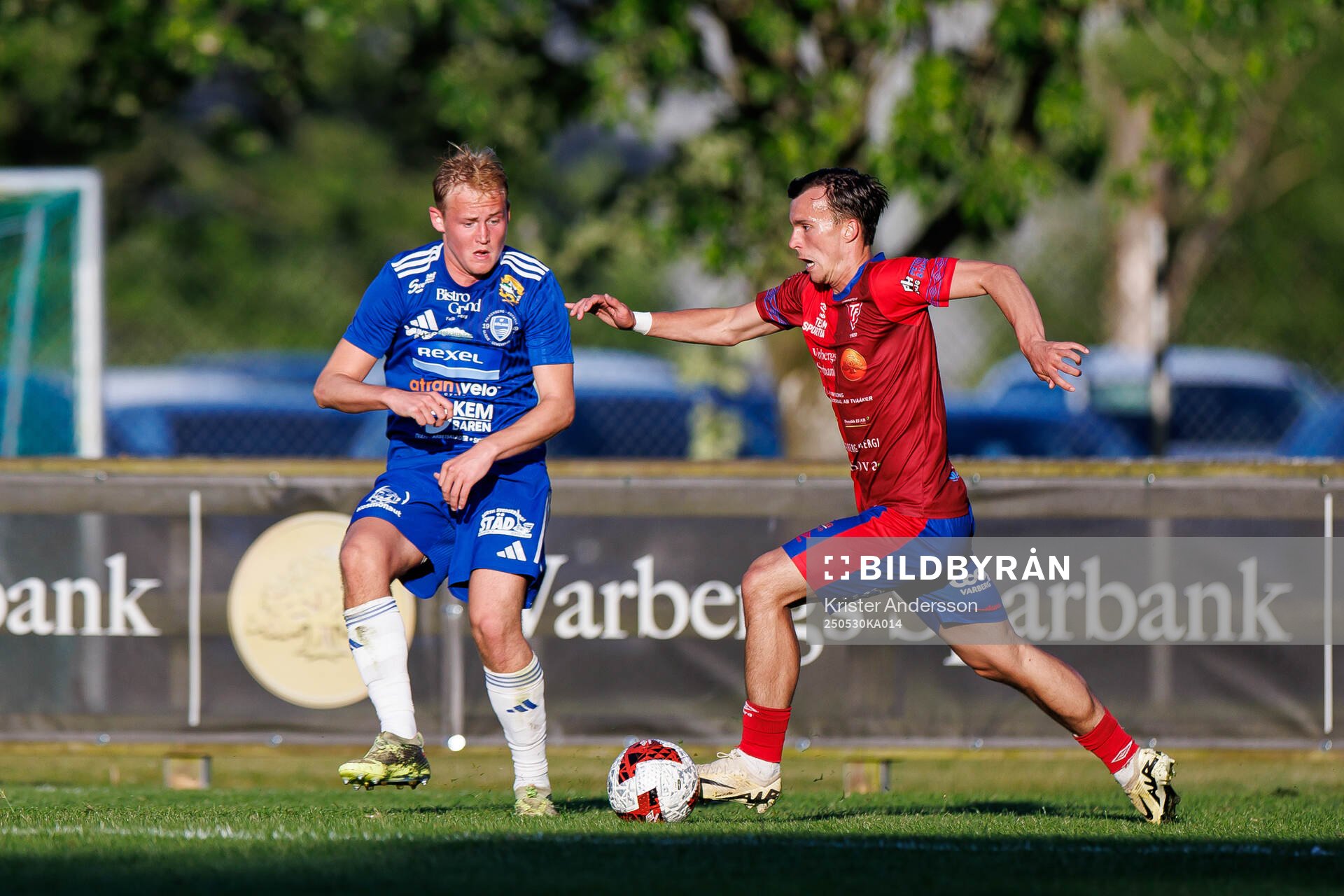 Böljan Falkenbergs Emil Karlsson och Tvååkers Liam Munther under fotbollsmatchen i Div 2 Västra Götaland mellan Tvååker och Böljan Falkenberg den 30 maj 2025 i Tvååker.