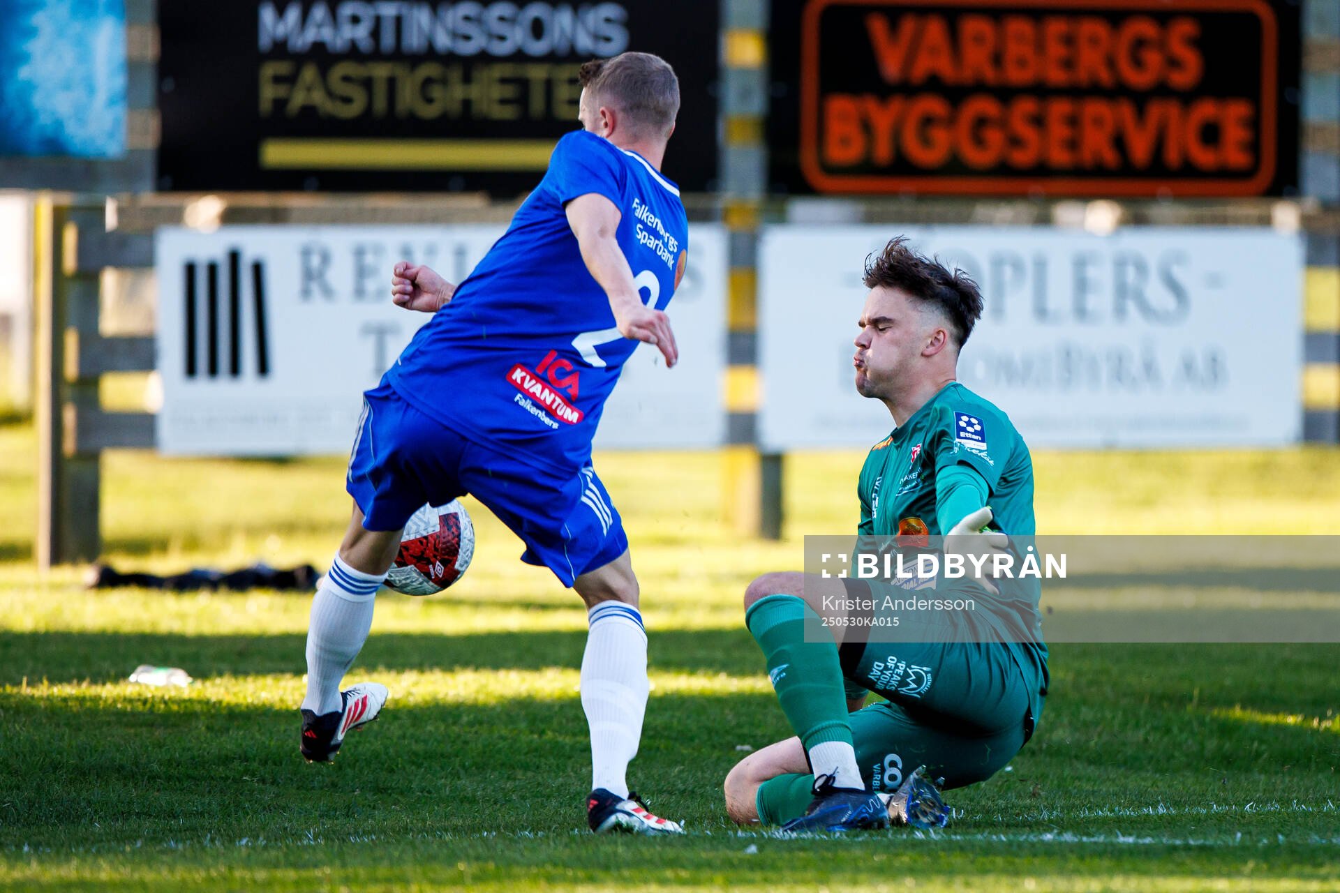 Böljan Falkenbergs David Wallnedal och Tvååkers målvakt Axel Svensson under fotbollsmatchen i Div 2 Västra Götaland mellan Tvååker och Böljan Falkenberg den 30 maj 2025 i Tvååker.