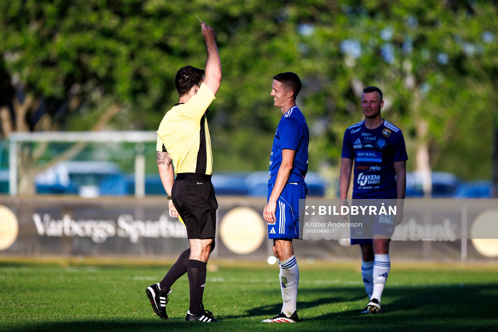 Böljan Falkenbergs David Wallnedal får rött kort under fotbollsmatchen i Div 2 Västra Götaland mellan Tvååker och Böljan Falkenberg den 30 maj 2025 i Tvååker.