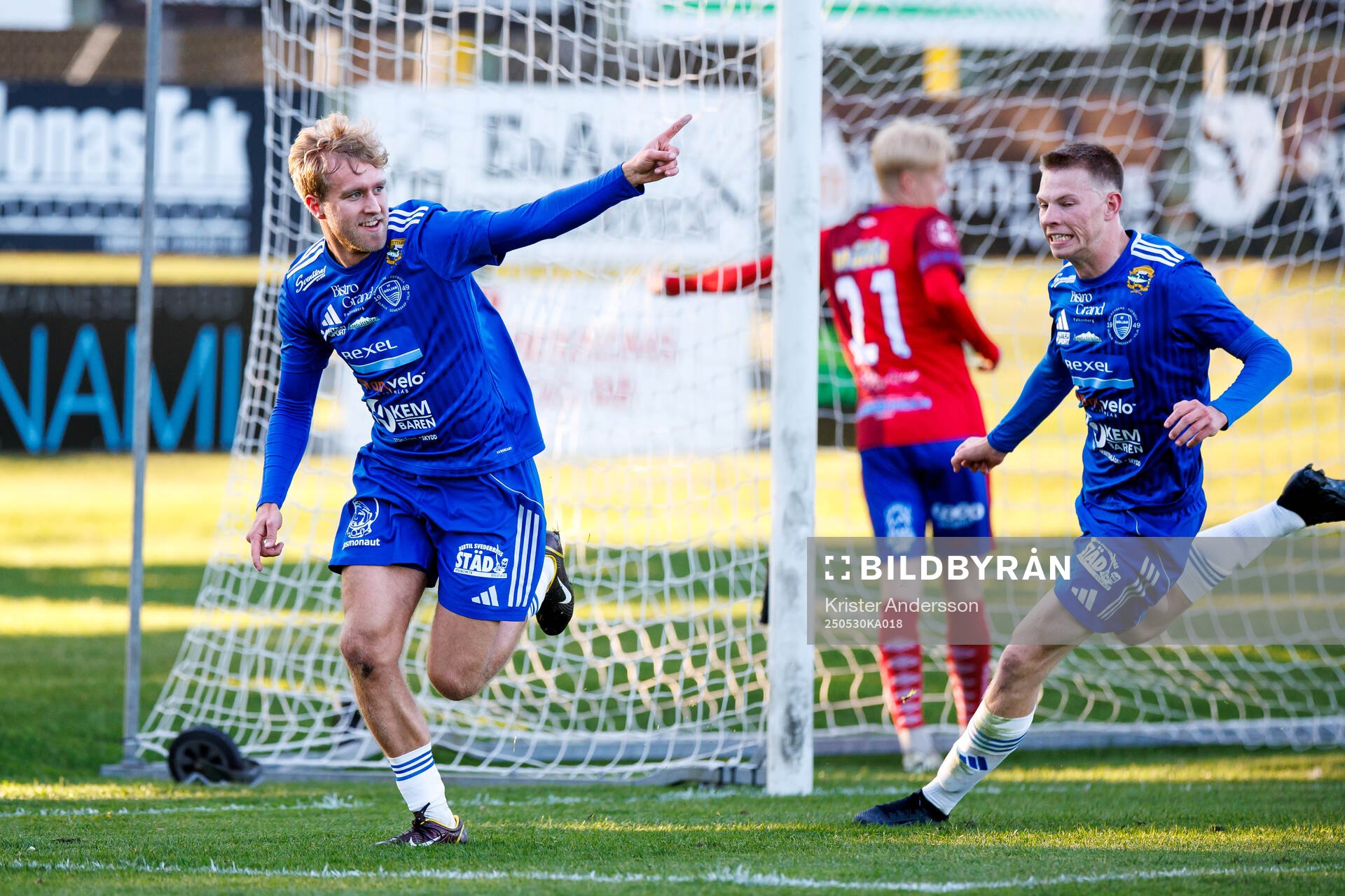 Böljan Falkenbergs Hannes Bengtsson jublar efter 1-1 under fotbollsmatchen i Div 2 Västra Götaland mellan Tvååker och Böljan Falkenberg den 30 maj 2025 i Tvååker.