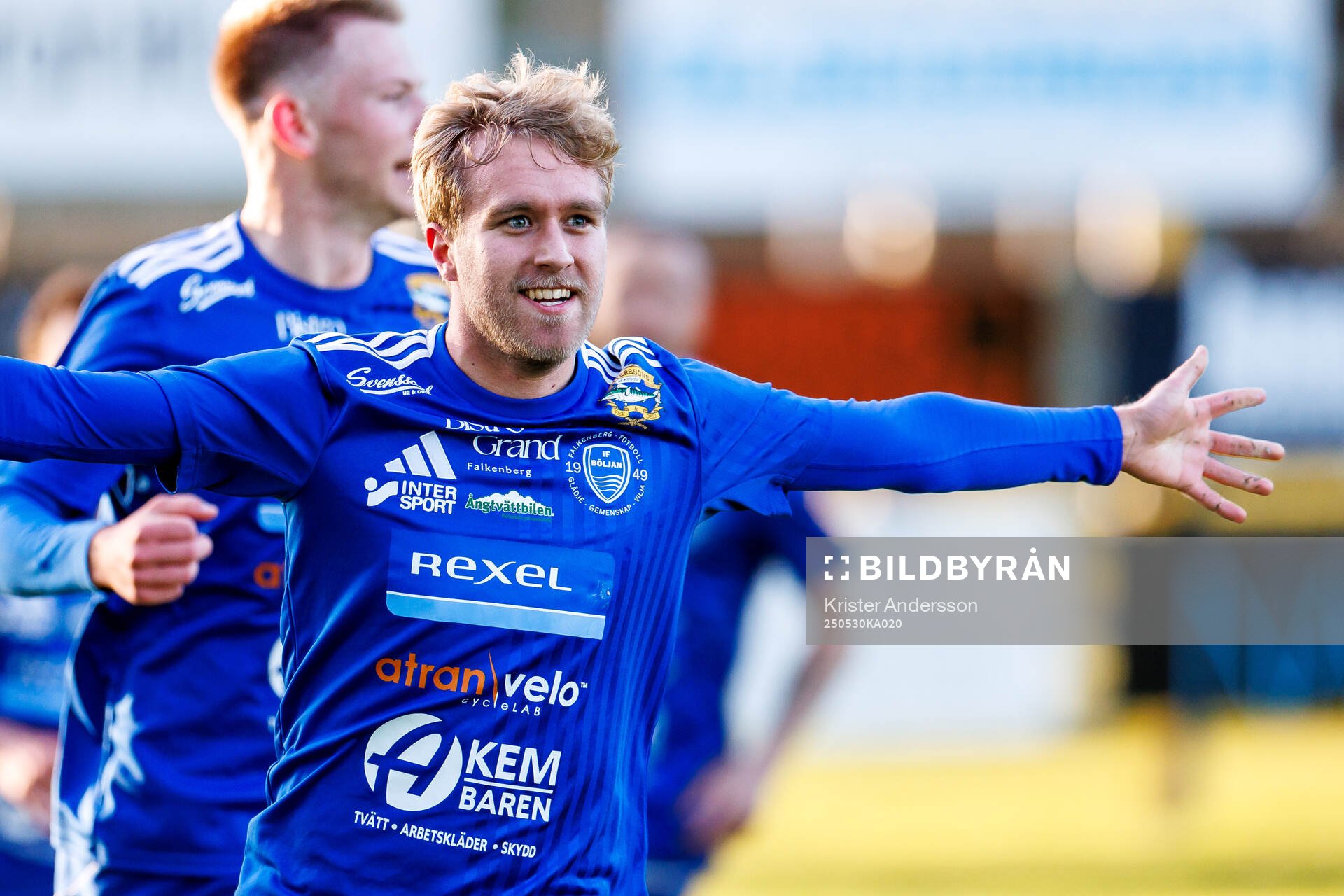 Böljan Falkenbergs Hannes Bengtsson jublar efter 1-1 under fotbollsmatchen i Div 2 Västra Götaland mellan Tvååker och Böljan Falkenberg den 30 maj 2025 i Tvååker.