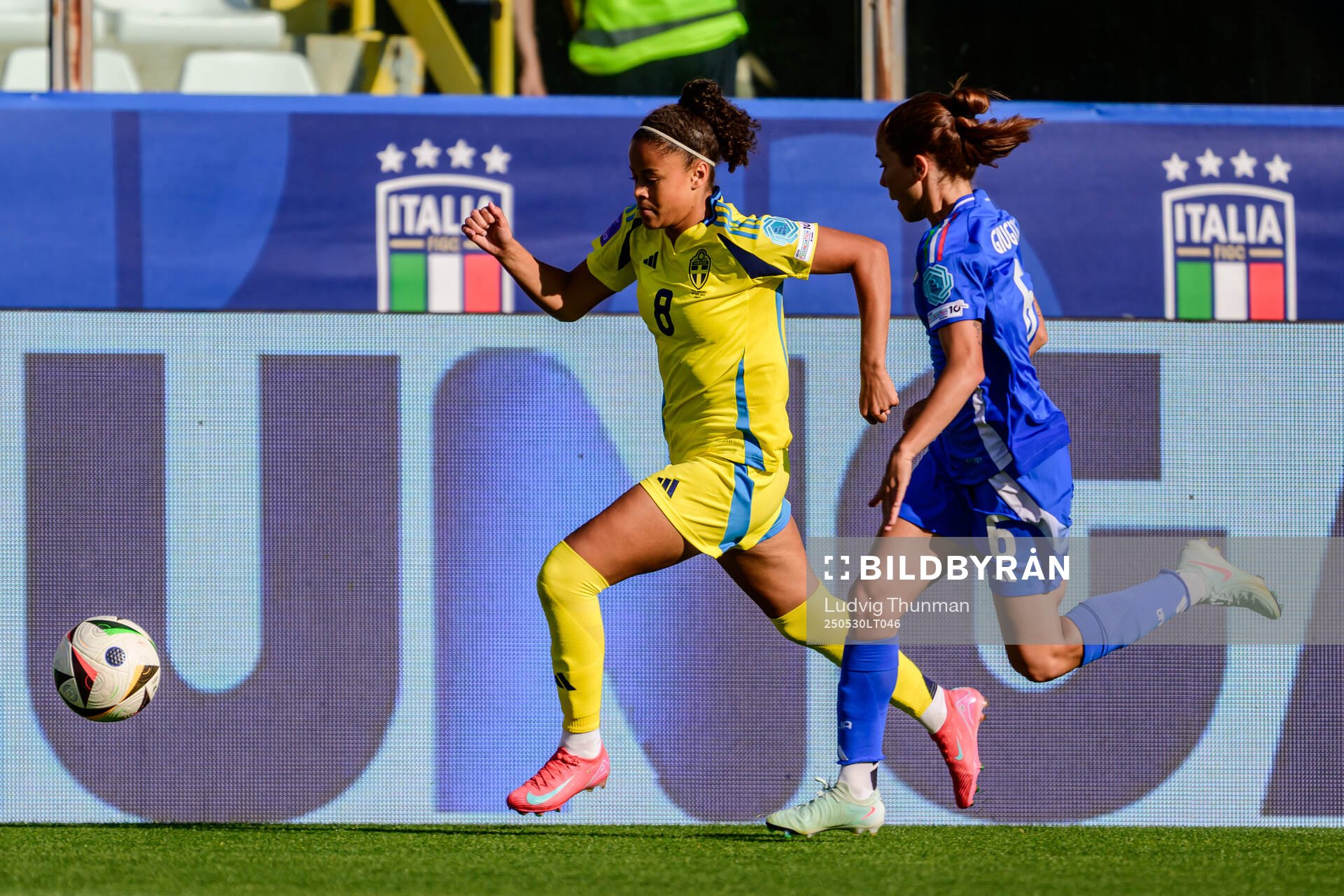 Felicia Schröder of Sweden and Manuela Giugliano of Italy during the Women's Nations League football match between Italy and Sweden on May 30, 2025 in Parma. 