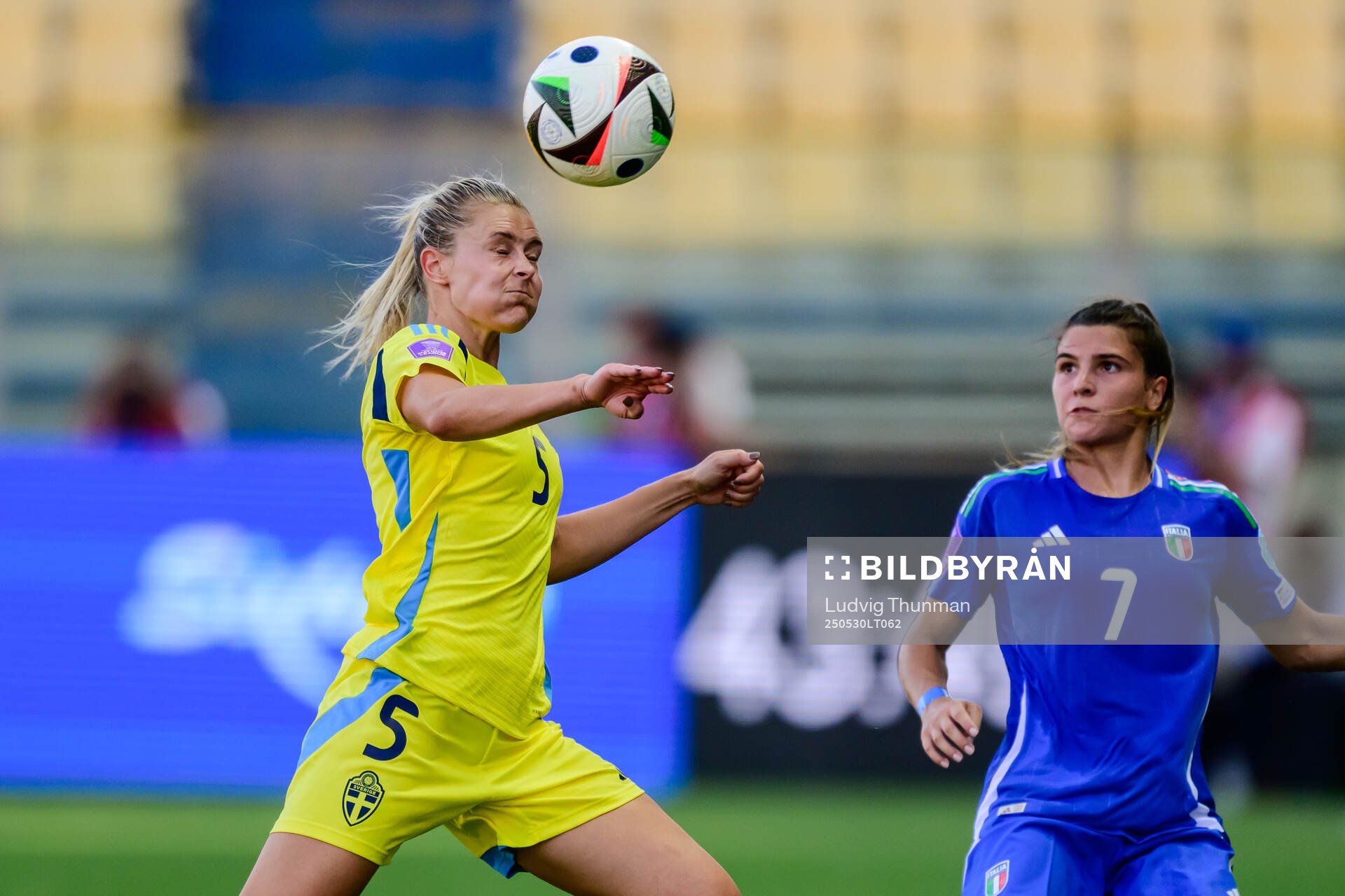 Amanda Nildén of Sweden and Sofia Cantore of Italy during the Women's Nations League football match between Italy and Sweden on May 30, 2025 in Parma.