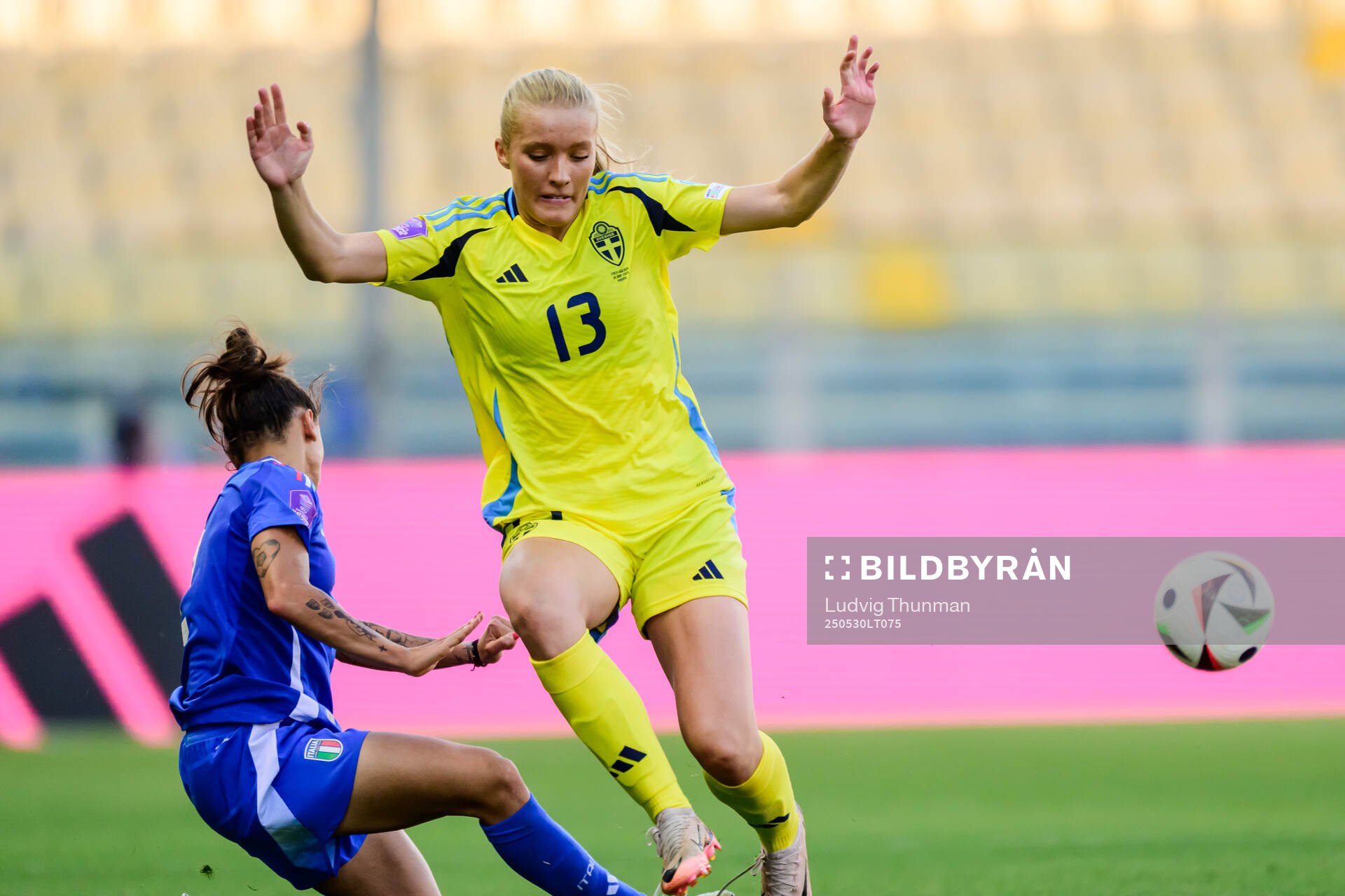 Valentina Bergamaschi of Italy and Smilla Holmberg of Sweden during the Women's Nations League football match between Italy and Sweden on May 30, 2025 in Parma.