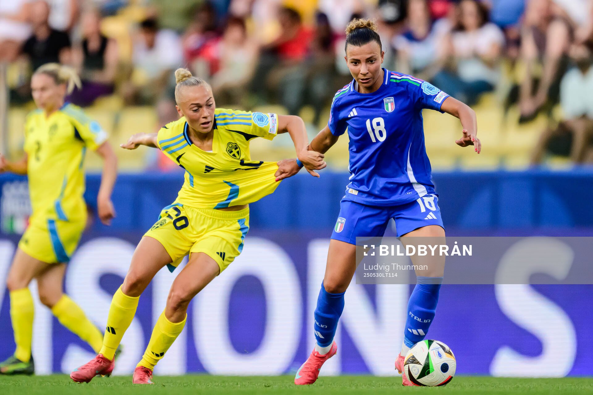 Arianna Caruso of Italy against Hanna Bennison of Sweden during the Women's Nations League football match between Italy and Sweden on May 30, 2025 in Parma.