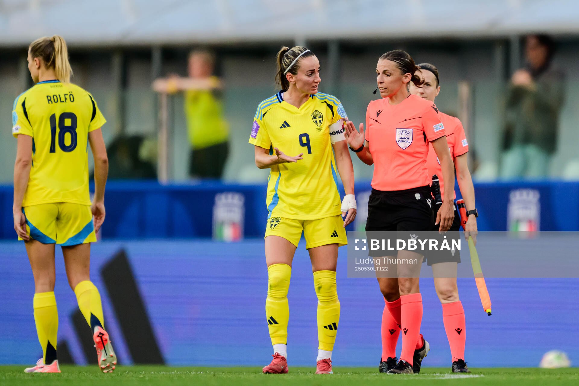 Kosovare Asllani of Sweden and Referee Stéphanie Frappart