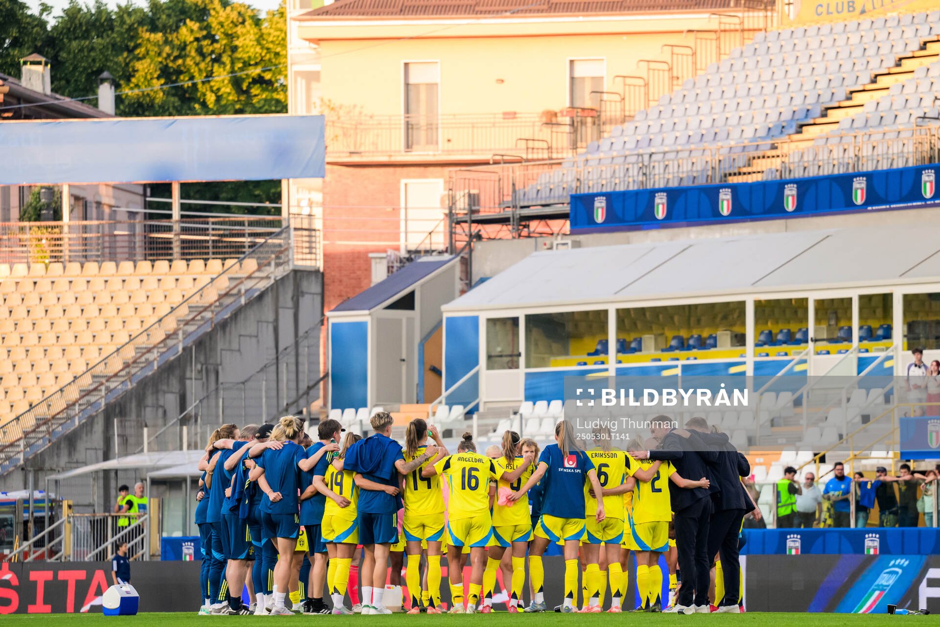 Playrs of Sweden gather after the Women's Nations League football match between Italy and Sweden on May 30, 2025 in Parma. 