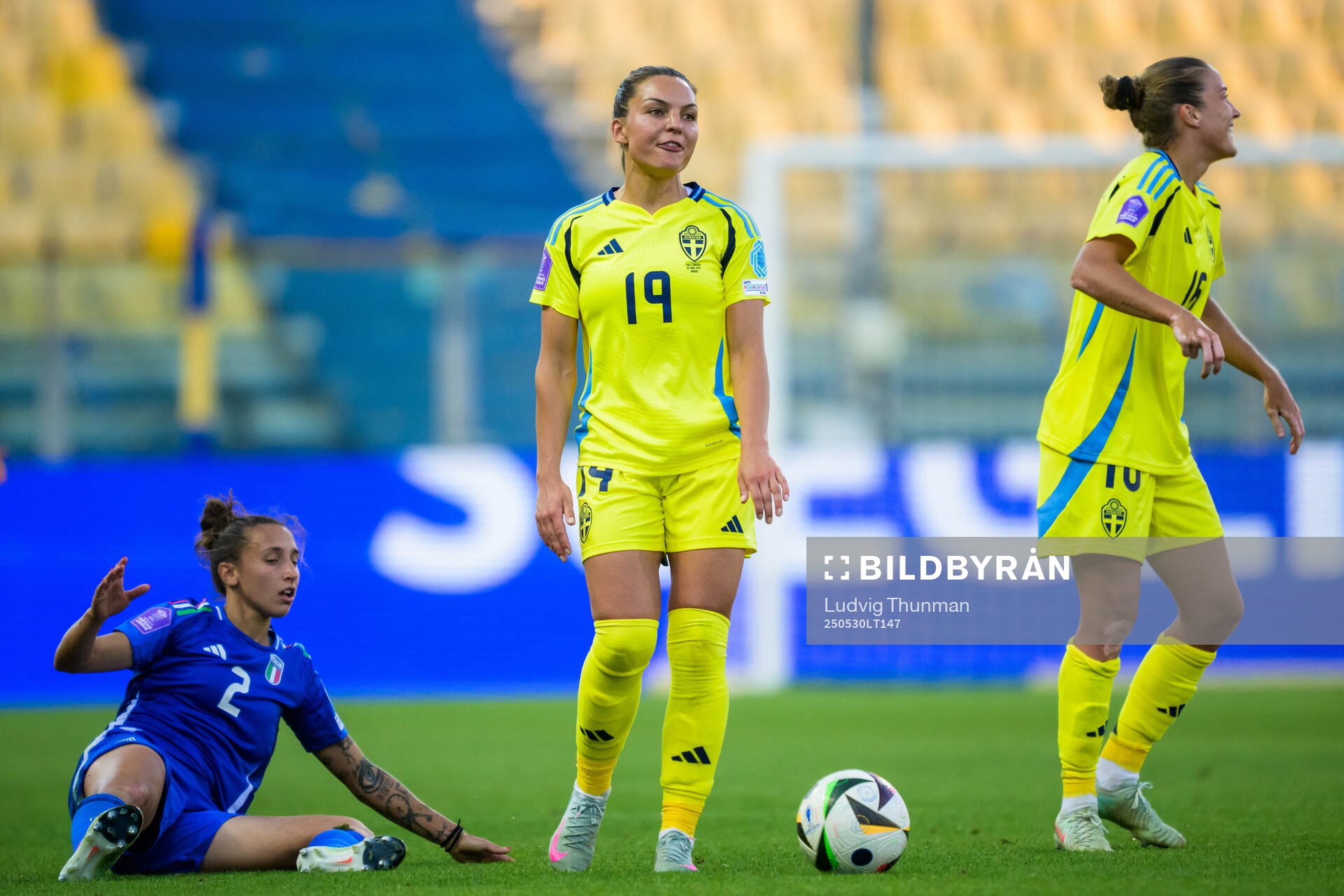 Valentina Bergamaschi of Italy and Johanna Rytting Kaneryd of Sweden during the Women's Nations League football match between Italy and Sweden on May 30, 2025 in Parma.
