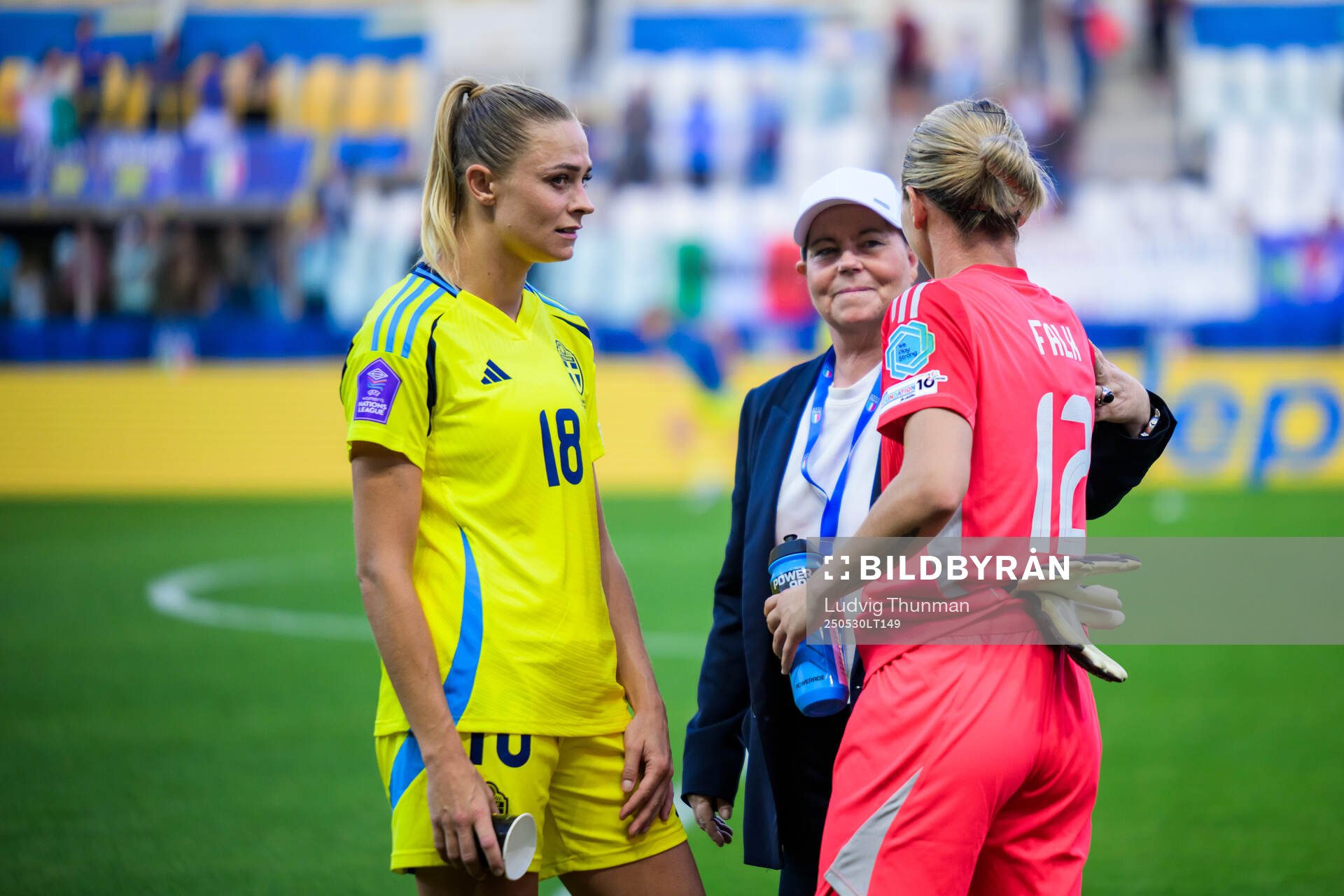 Fridolina Rolfö and goalkeeper Jennifer Falk speaks to