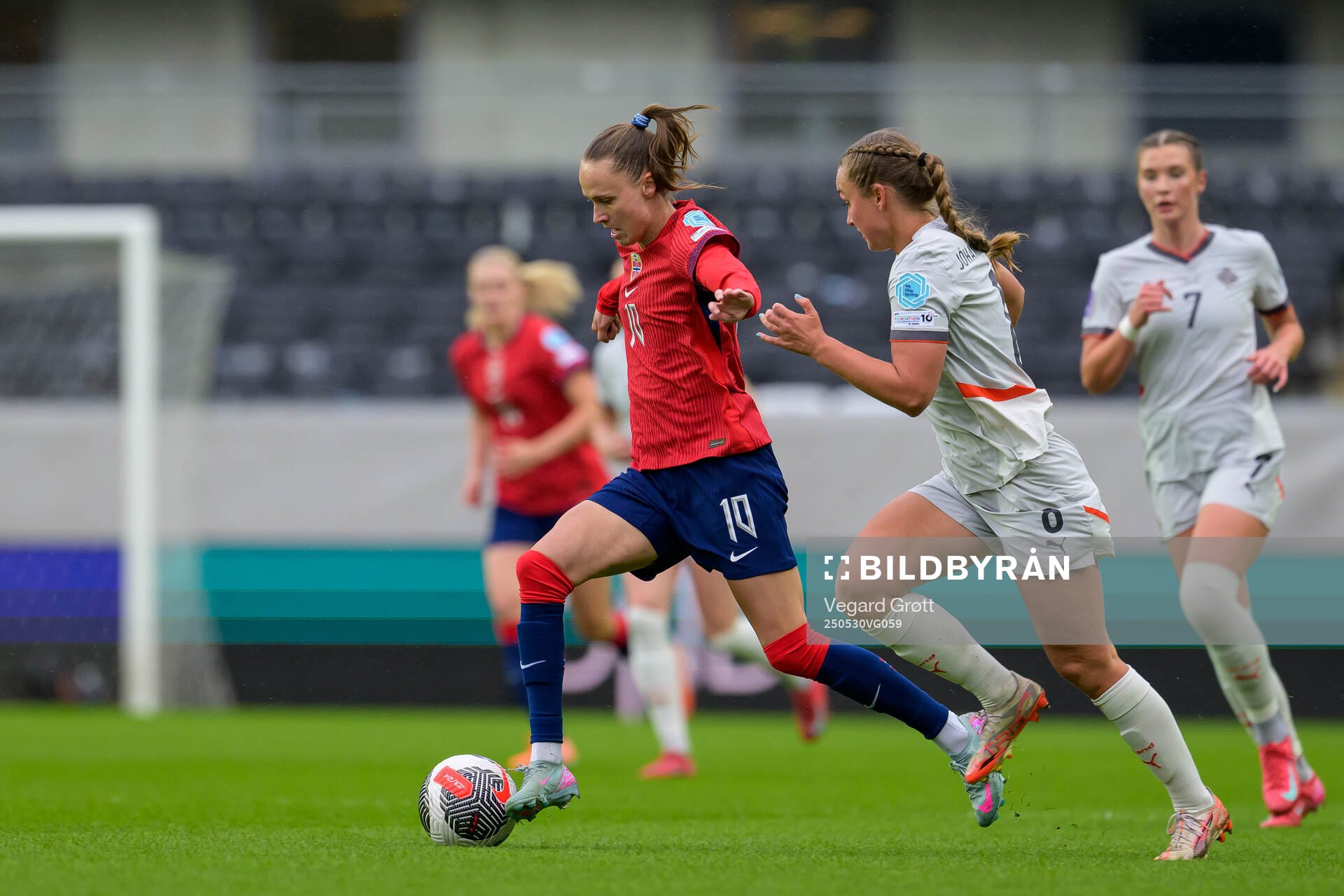 Ingrid Syrstad Engen of Norway and Alexandra Johannsdottir of Iceland during the UEFA Women’s Nations League football match between Norway and Iceland on May 30, 2025 in Trondheim.