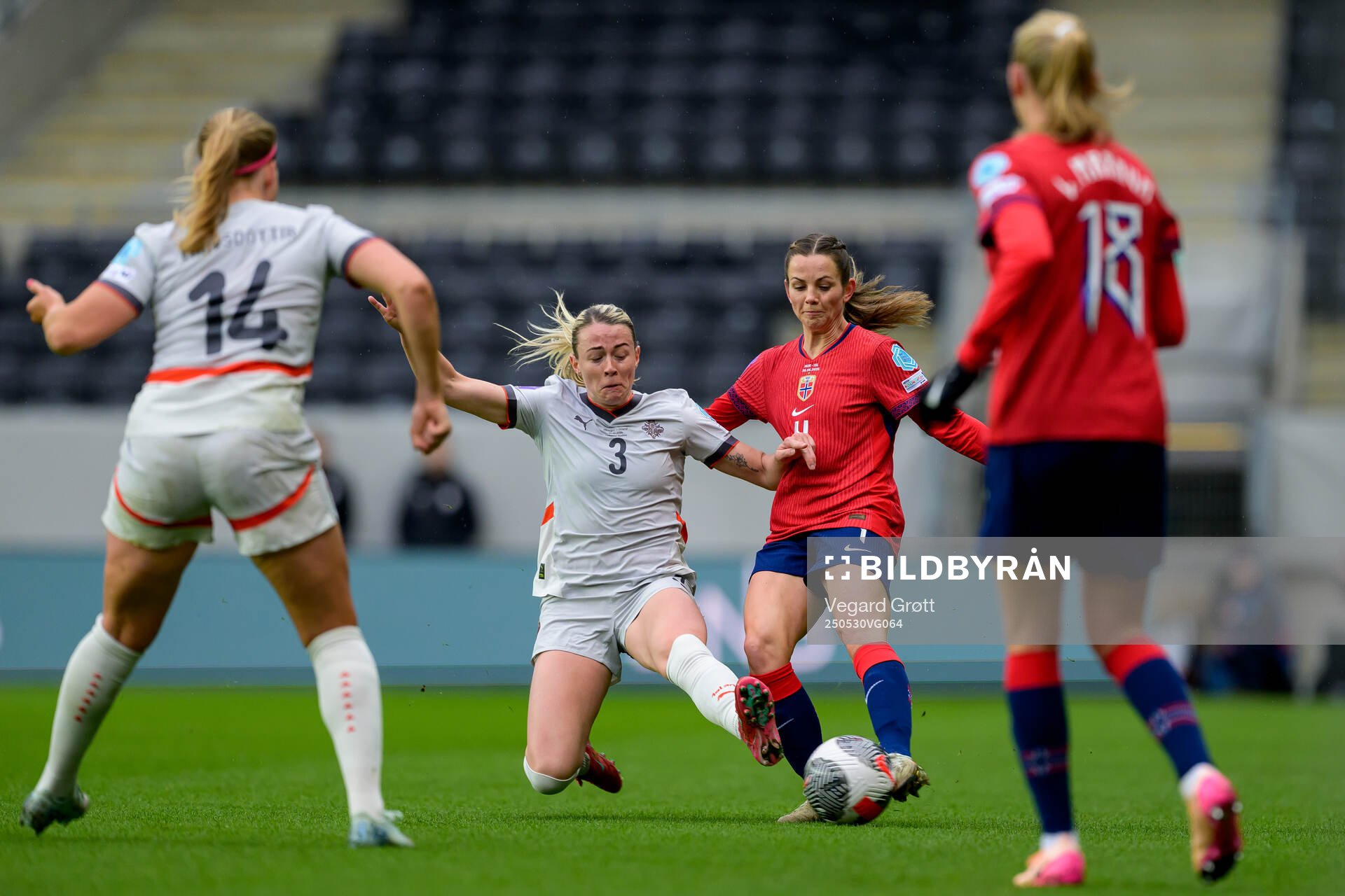 Sandra Jessen of Iceland and Tuva Hansen of Norway during the UEFA Women’s Nations League football match between Norway and Iceland on May 30, 2025 in Trondheim.