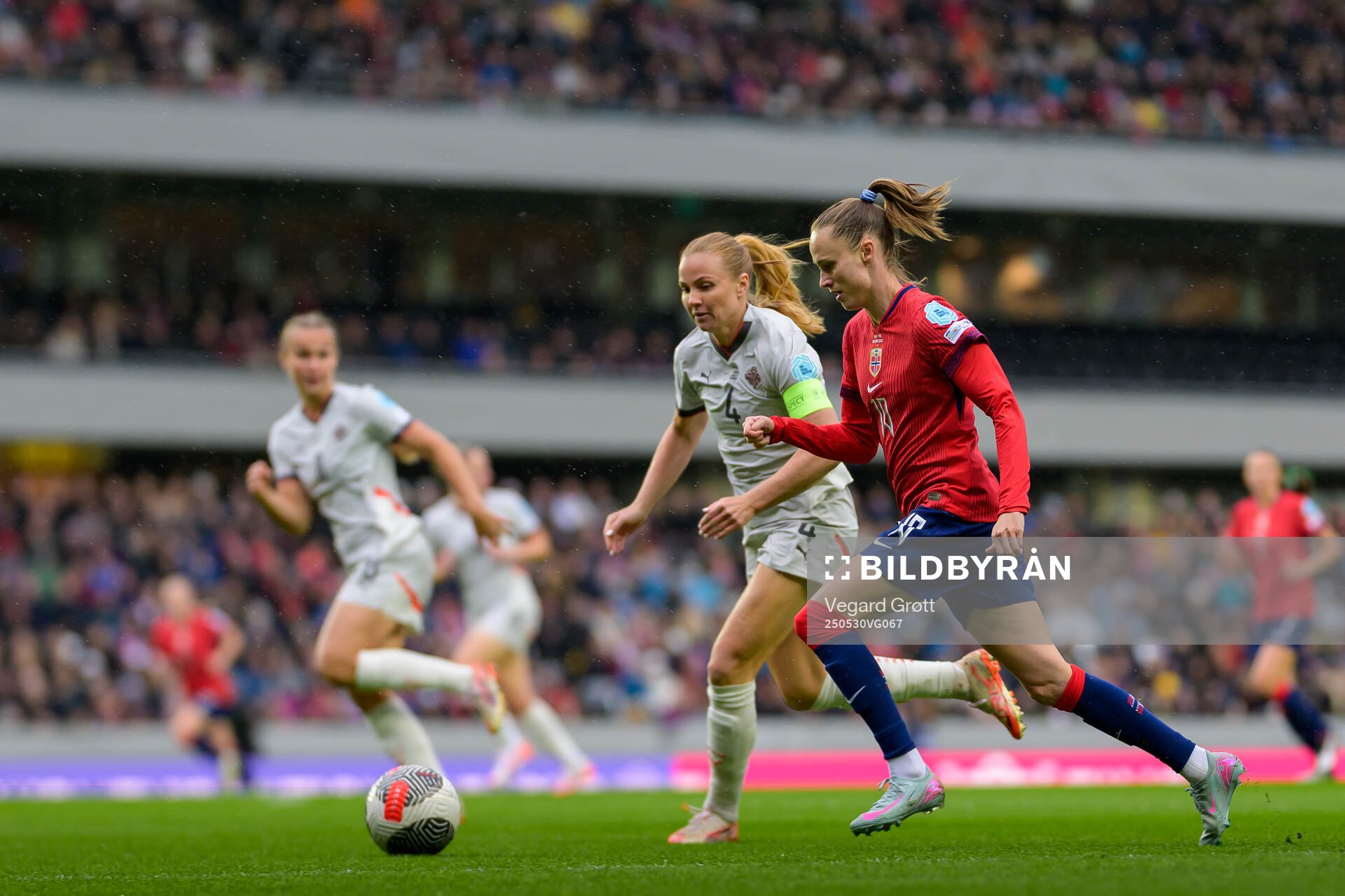 Glodis Viggosdottir of Iceland and Caroline Graham Hansen of Norway during the UEFA Women’s Nations League football match between Norway and Iceland on May 30, 2025 in Trondheim.