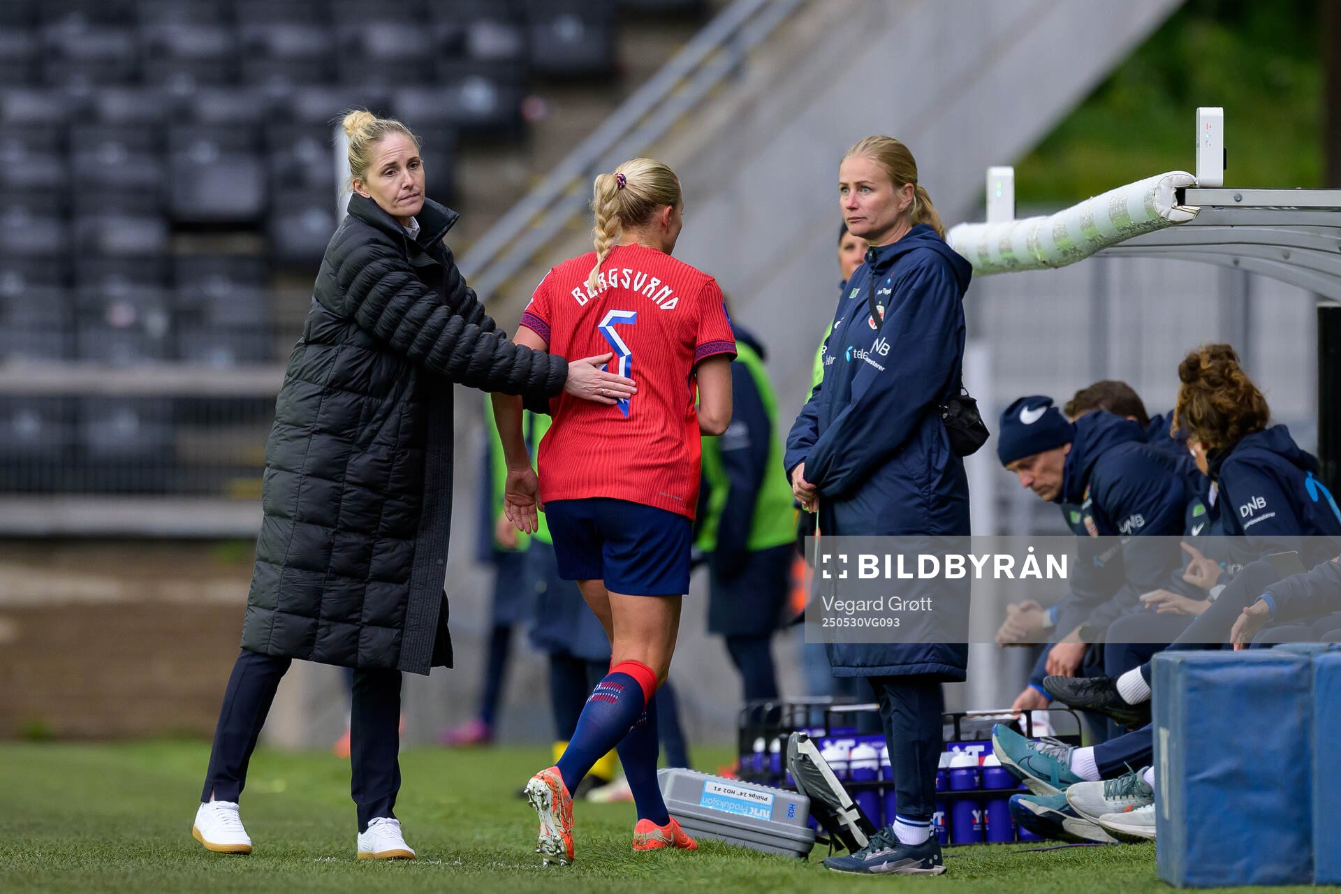 Head coach Gemma Grainger and Guro Bergsvand of Norway during the UEFA Women’s Nations League football match between Norway and Iceland on May 30, 2025 in Trondheim.