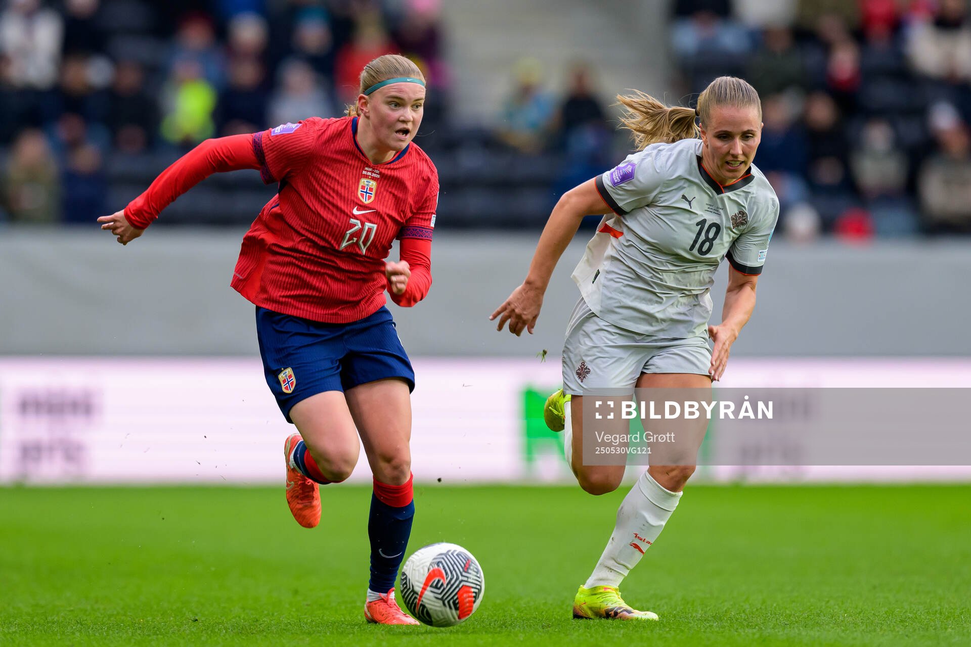 Signe Gaupset of Norway and Gudrun Arnardottir of Iceland during the UEFA Women’s Nations League football match between Norway and Iceland on May 30, 2025 in Trondheim.
